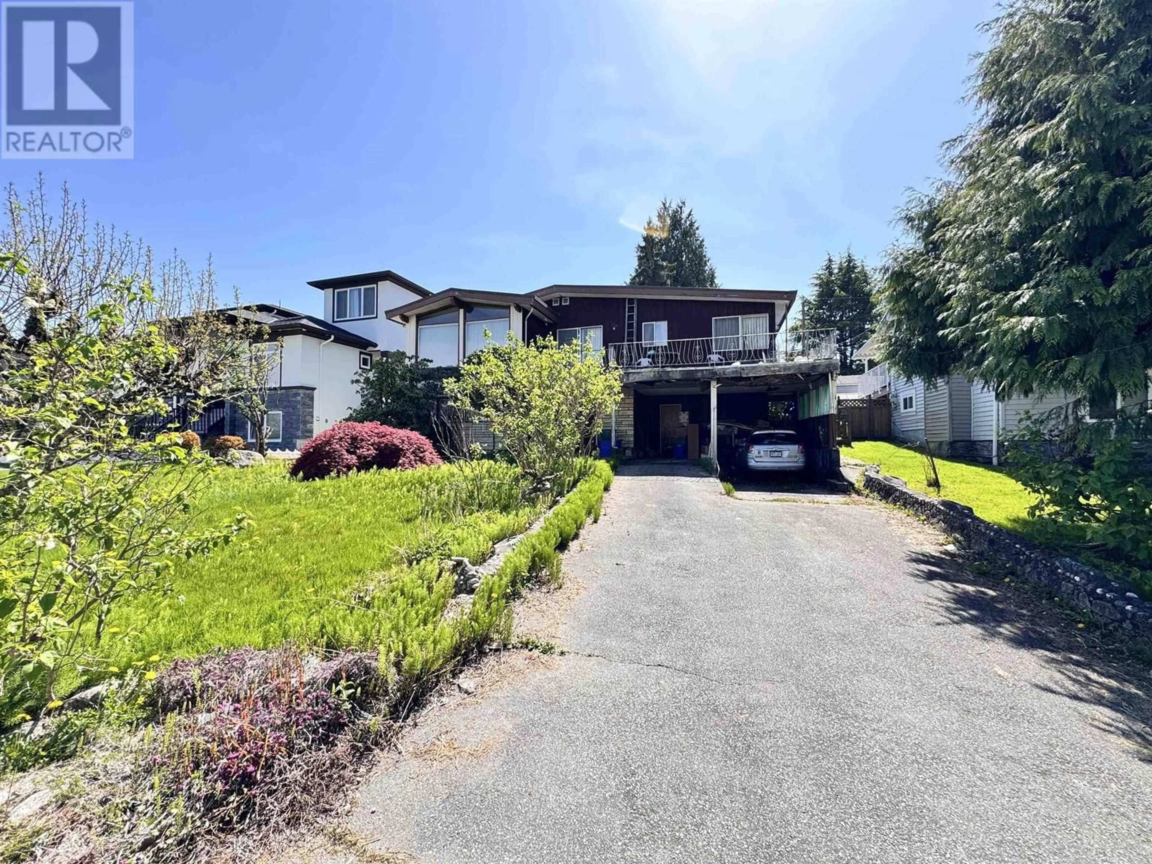 A pic from outside/outdoor area/front of a property/back of a property/a pic from drone, street for 6152 SERVICE STREET, Burnaby British Columbia V5H1V8