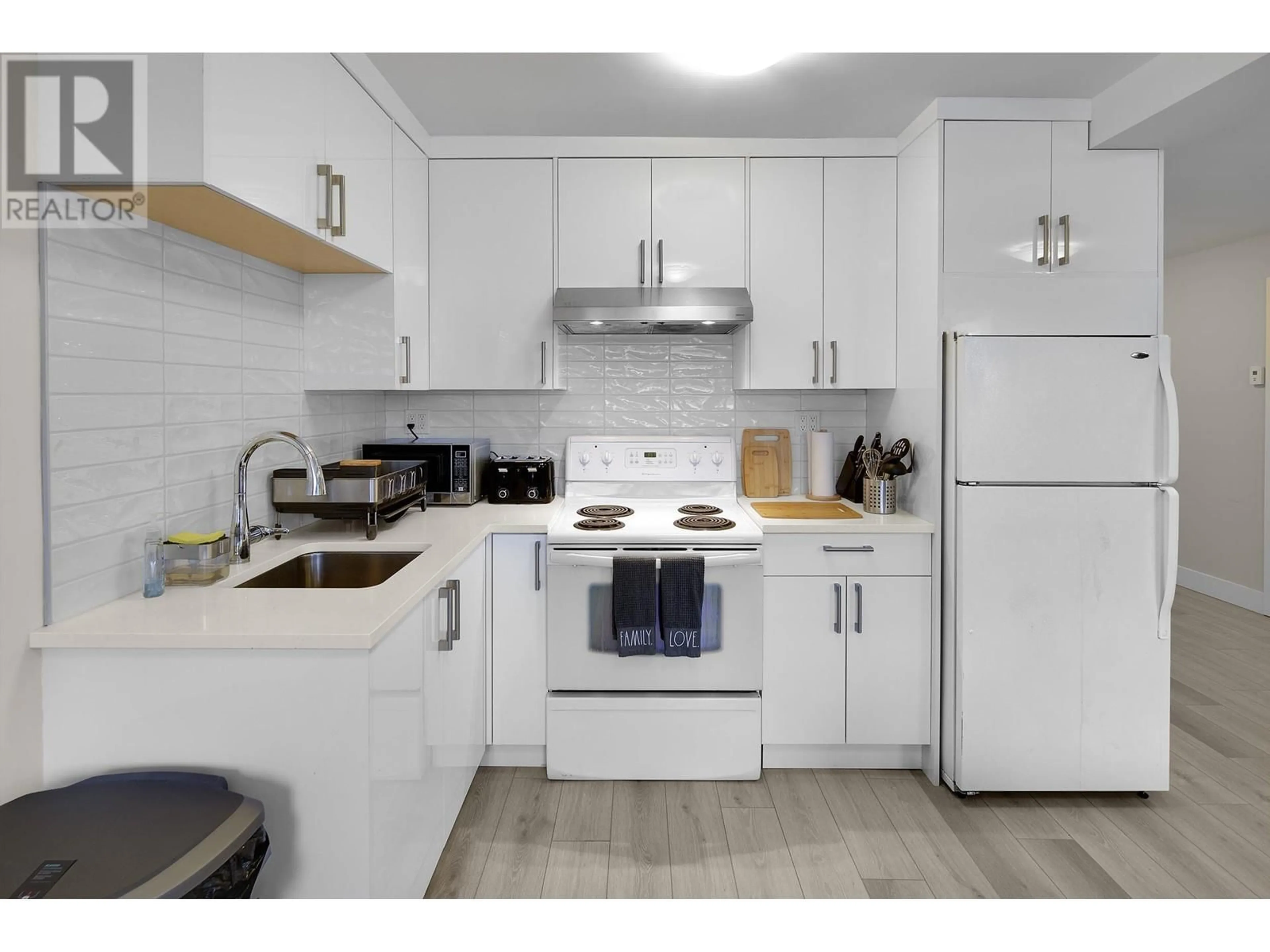 Standard kitchen, unknown for 4379 RANGER AVENUE, North Vancouver British Columbia V7R3L1