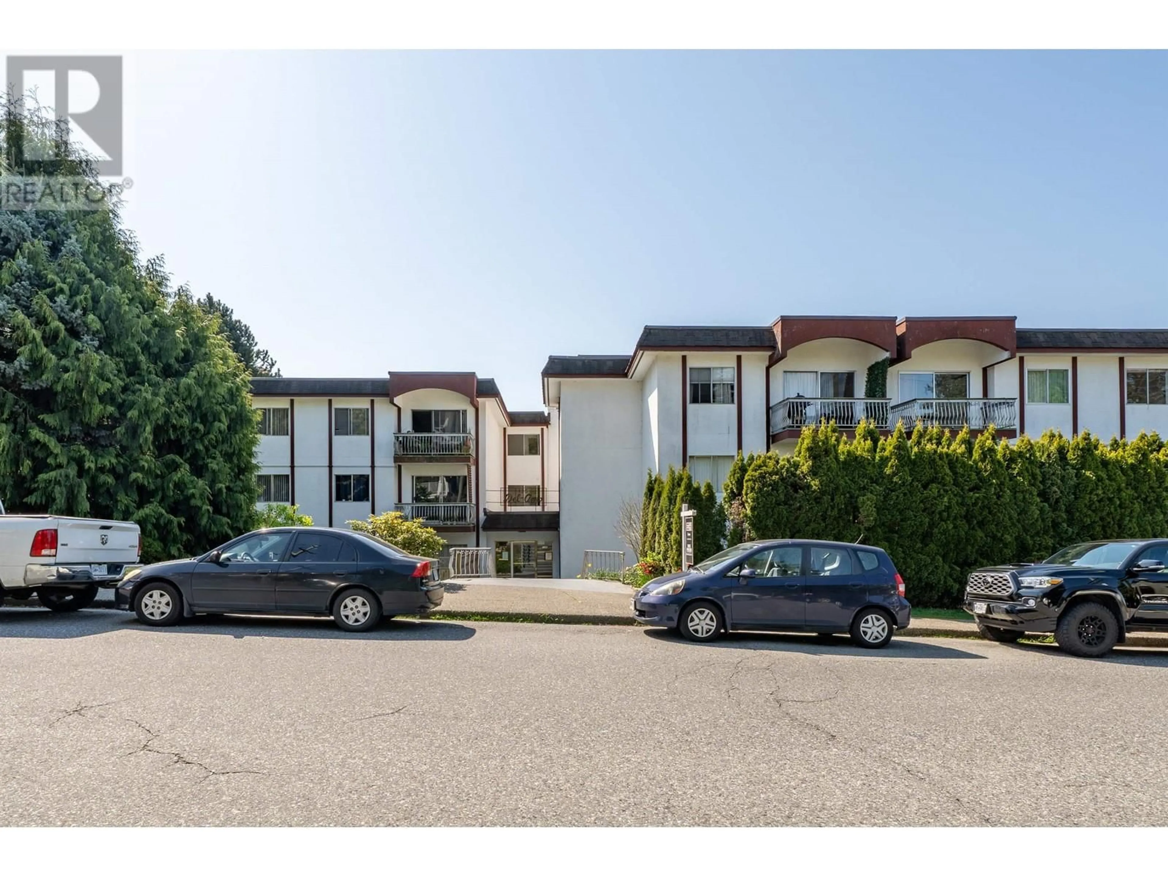 A pic from outside/outdoor area/front of a property/back of a property/a pic from drone, street for 113 - 135 21ST STREET, North Vancouver British Columbia V7M1Z2