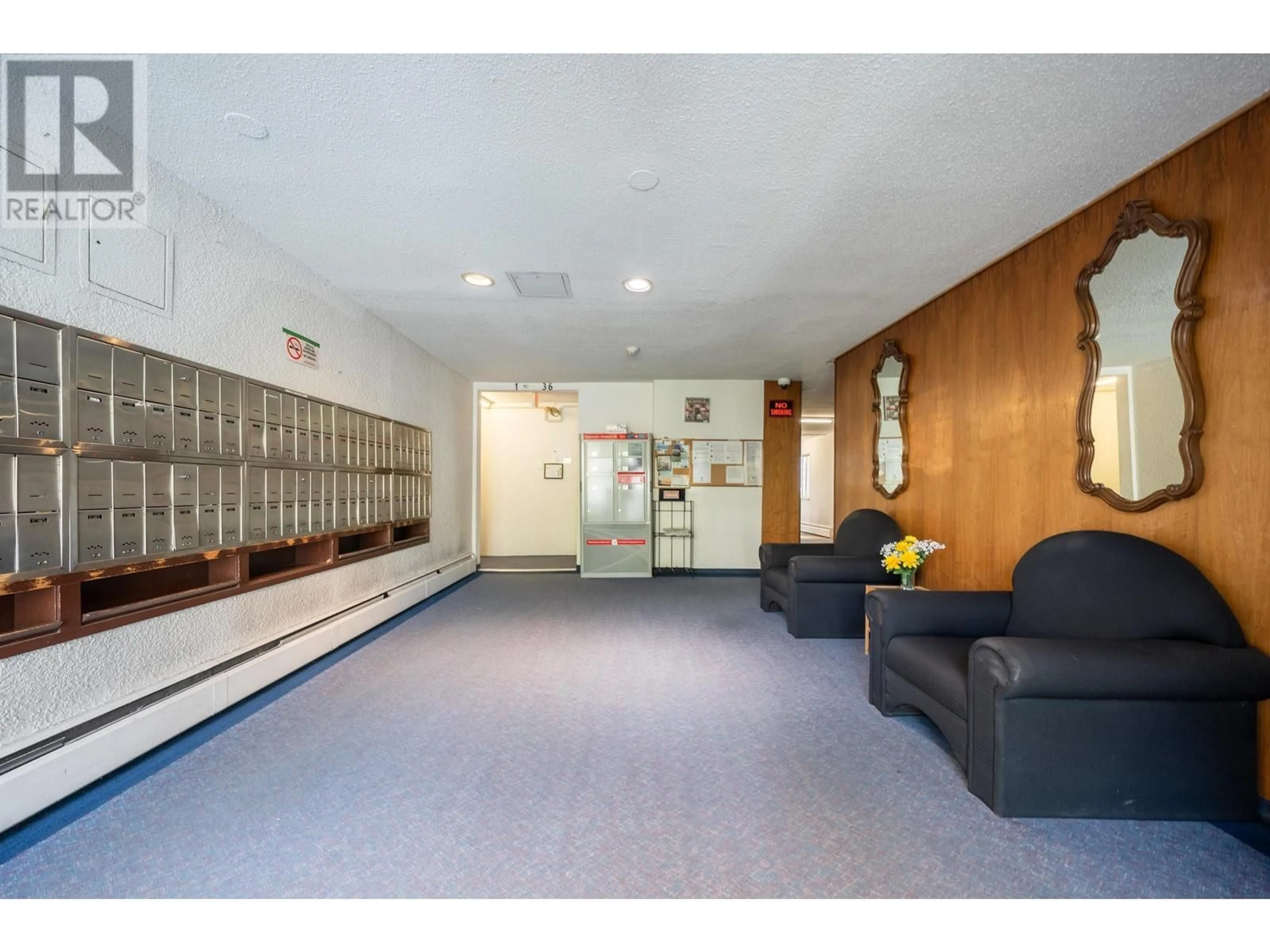 Indoor foyer for 113 - 135 21ST STREET, North Vancouver British Columbia V7M1Z2