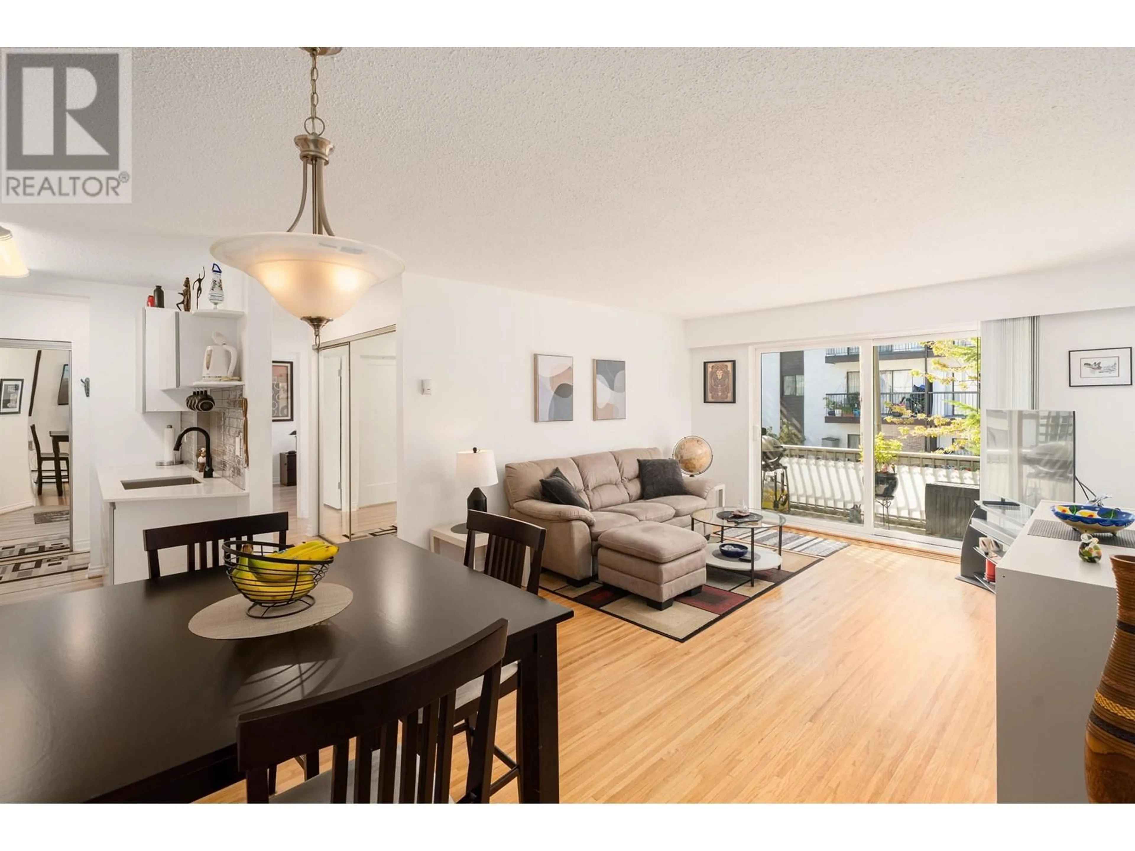 Living room with furniture, wood/laminate floor for 113 - 135 21ST STREET, North Vancouver British Columbia V7M1Z2