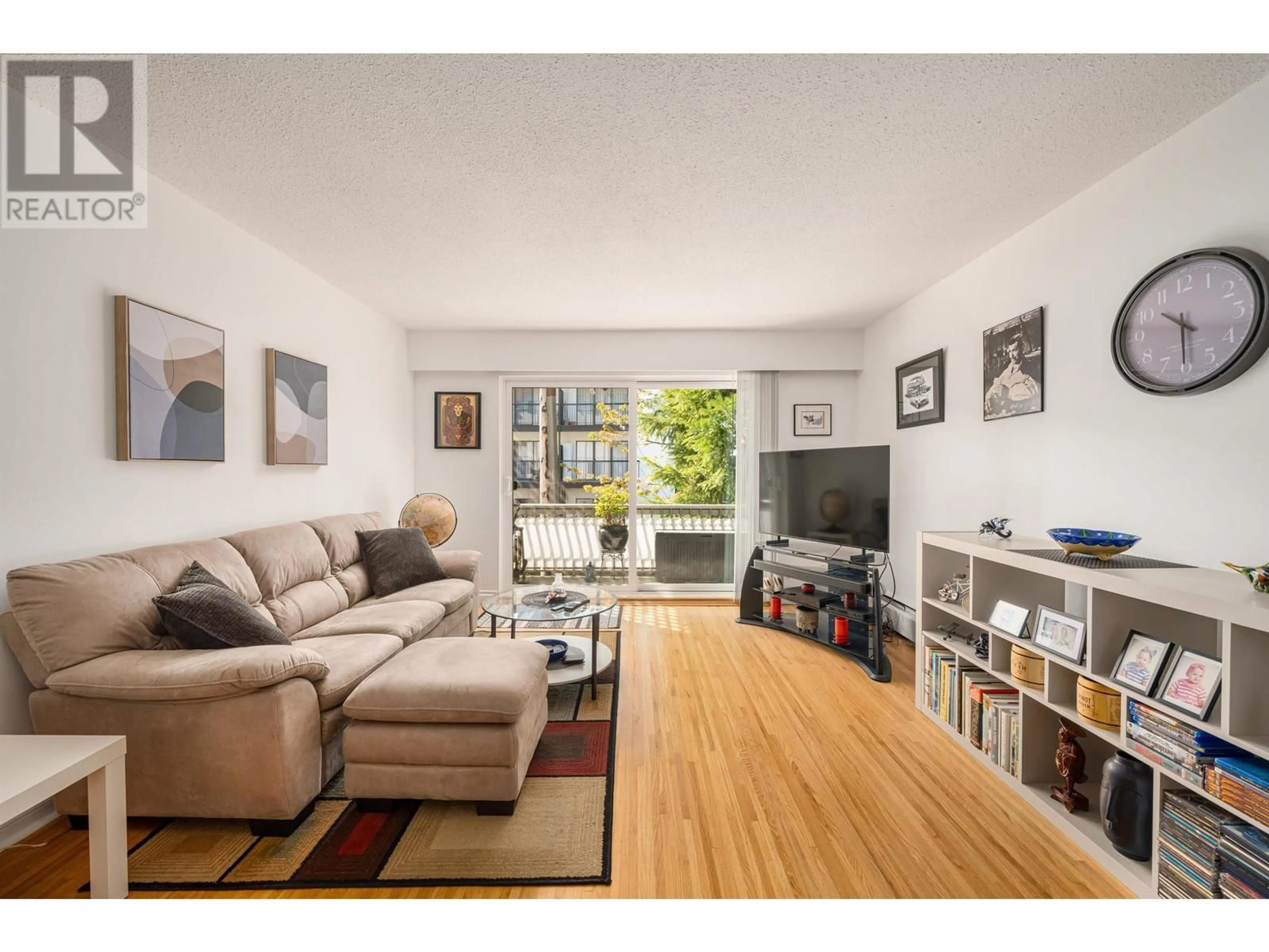 Living room with furniture, wood/laminate floor for 113 - 135 21ST STREET, North Vancouver British Columbia V7M1Z2