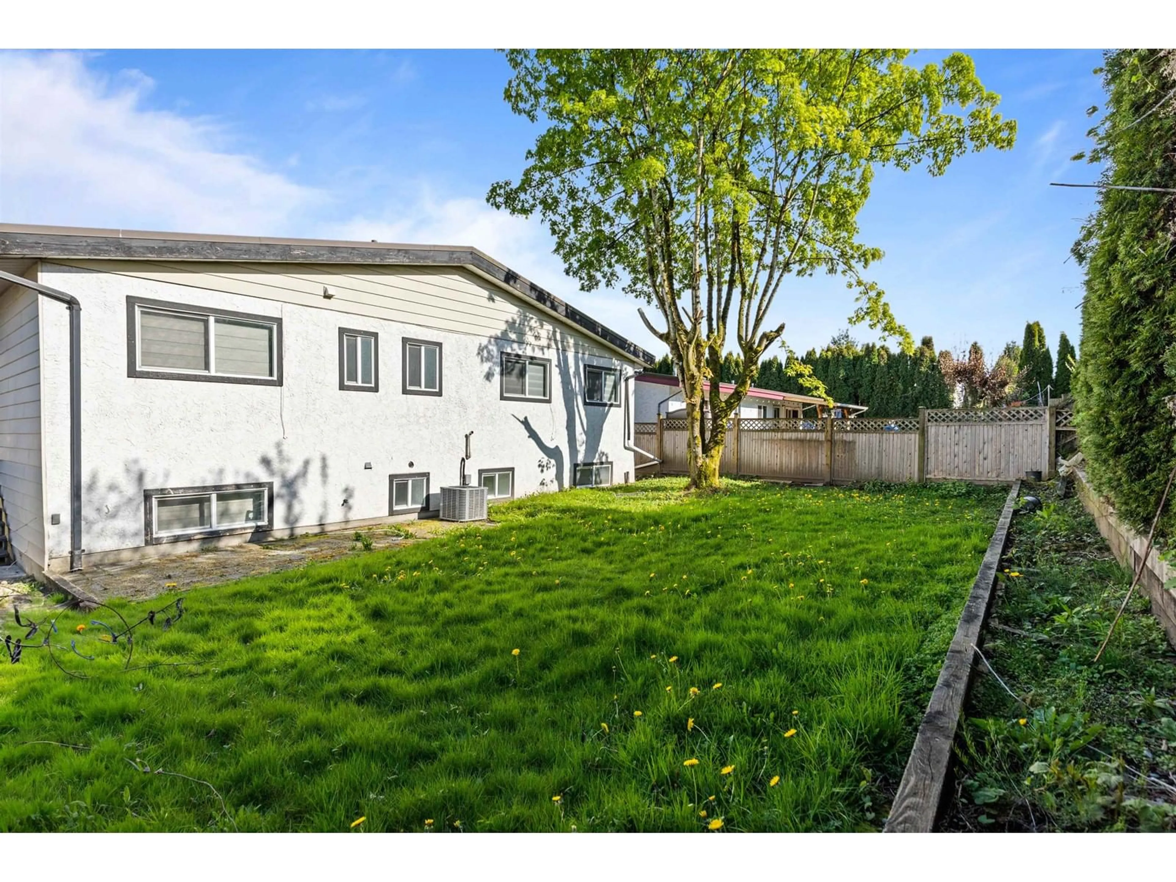 A pic from outside/outdoor area/front of a property/back of a property/a pic from drone, street for 2071 EMERSON, Abbotsford British Columbia V2T3H8