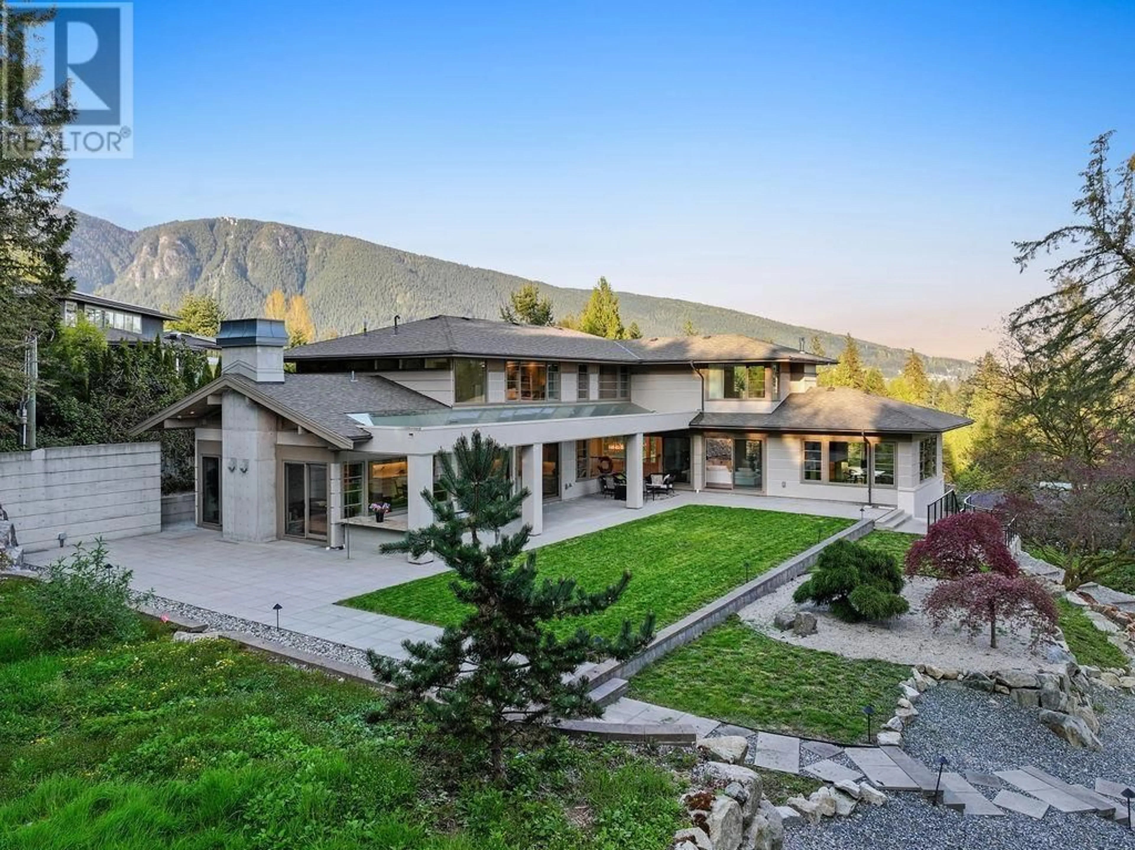 A pic from outside/outdoor area/front of a property/back of a property/a pic from drone, mountain view for 565 ROBIN HOOD ROAD, West Vancouver British Columbia V7S1T4