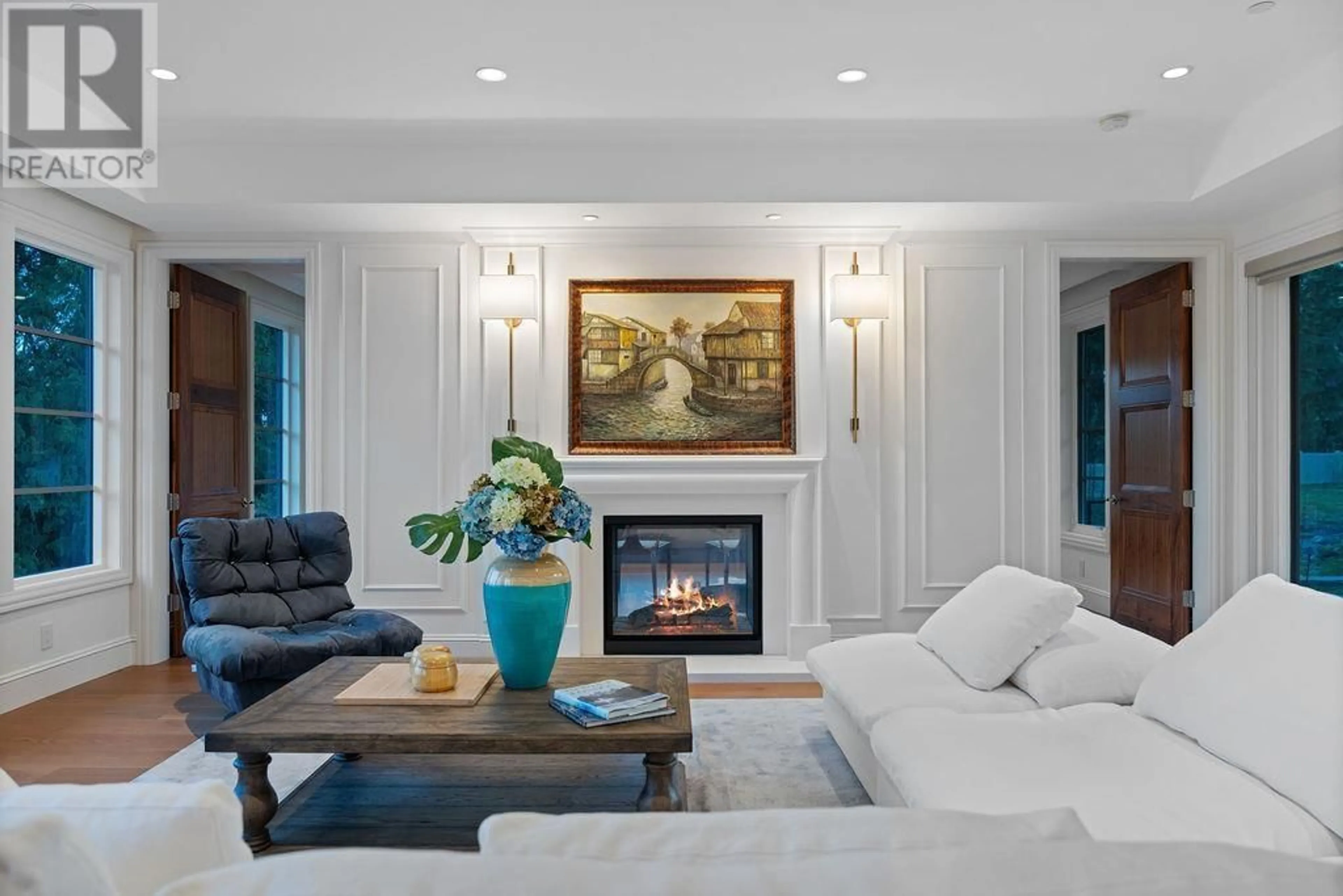 Living room with furniture, unknown for 565 ROBIN HOOD ROAD, West Vancouver British Columbia V7S1T4