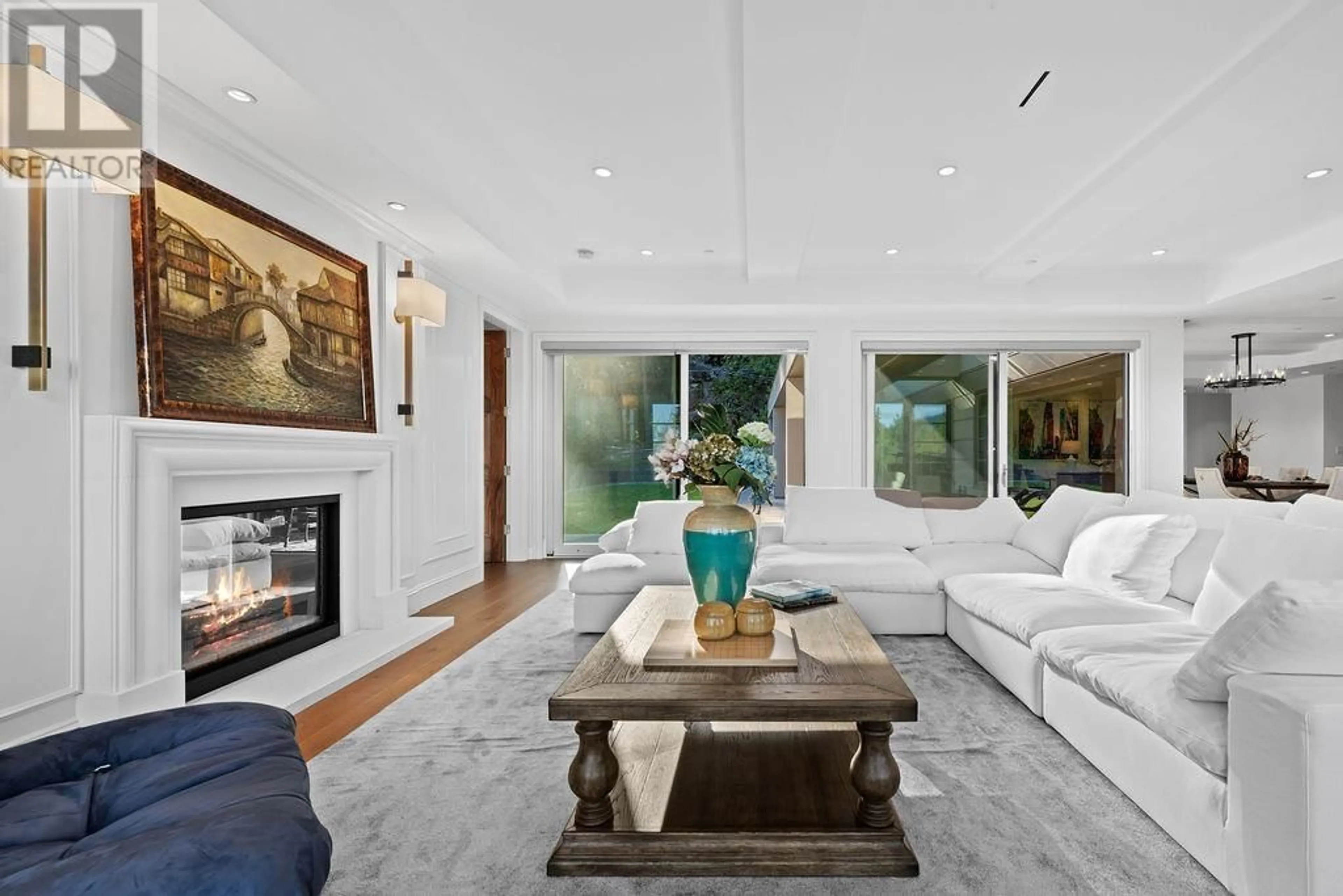 Living room with furniture, unknown for 565 ROBIN HOOD ROAD, West Vancouver British Columbia V7S1T4