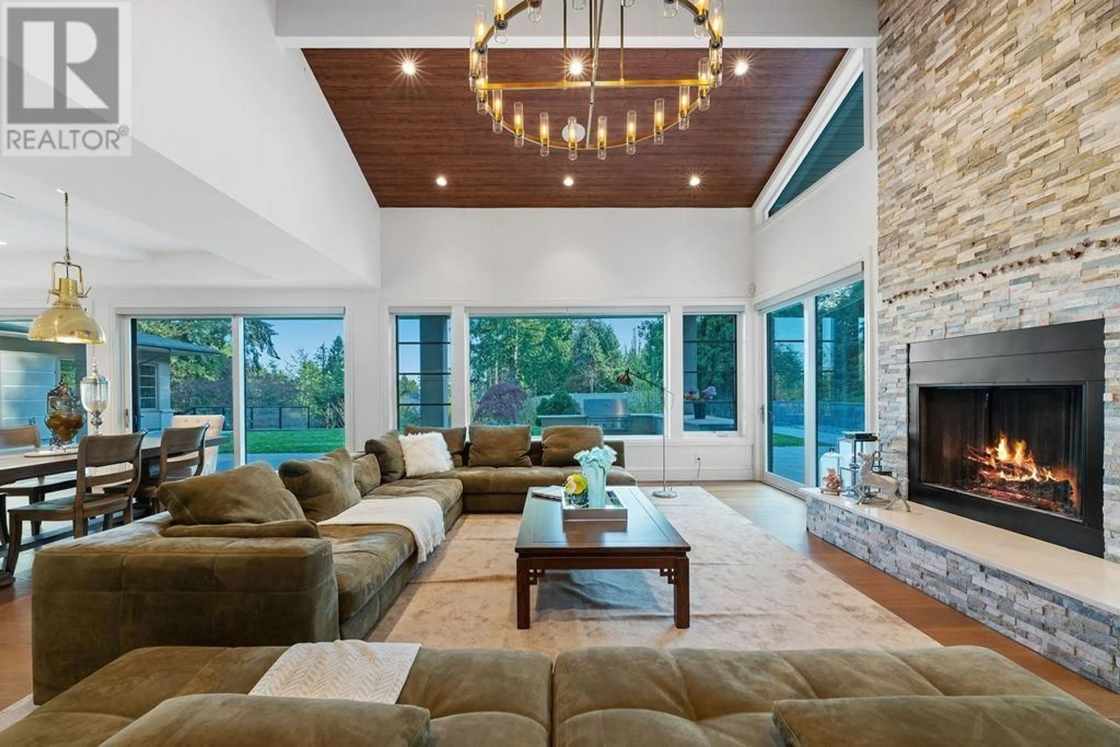 Living room with furniture, unknown for 565 ROBIN HOOD ROAD, West Vancouver British Columbia V7S1T4