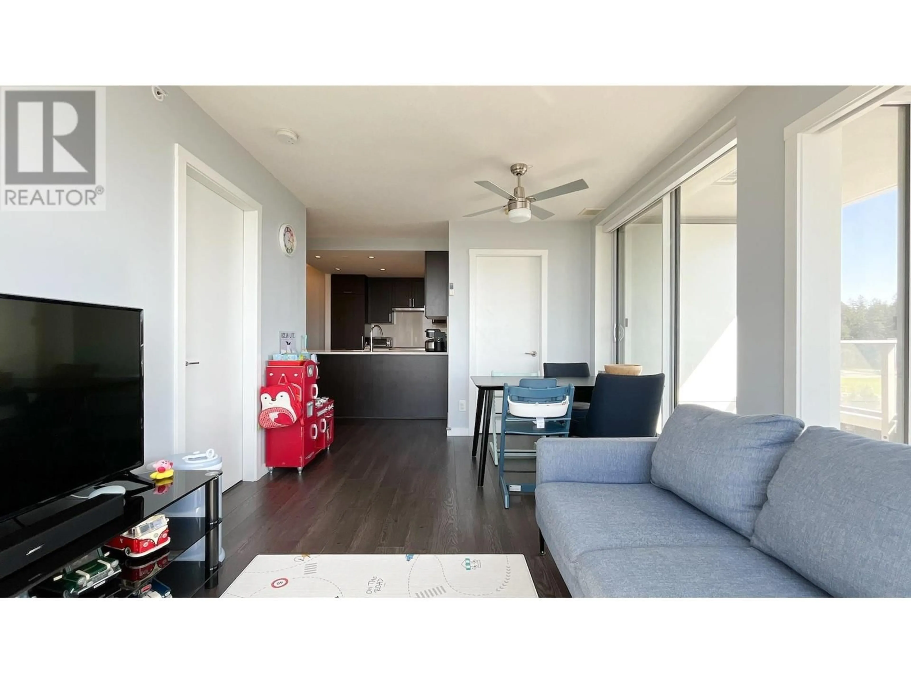 Living room with furniture, wood/laminate floor for 1809 - 5665 BOUNDARY ROAD, Vancouver British Columbia V5R0E4