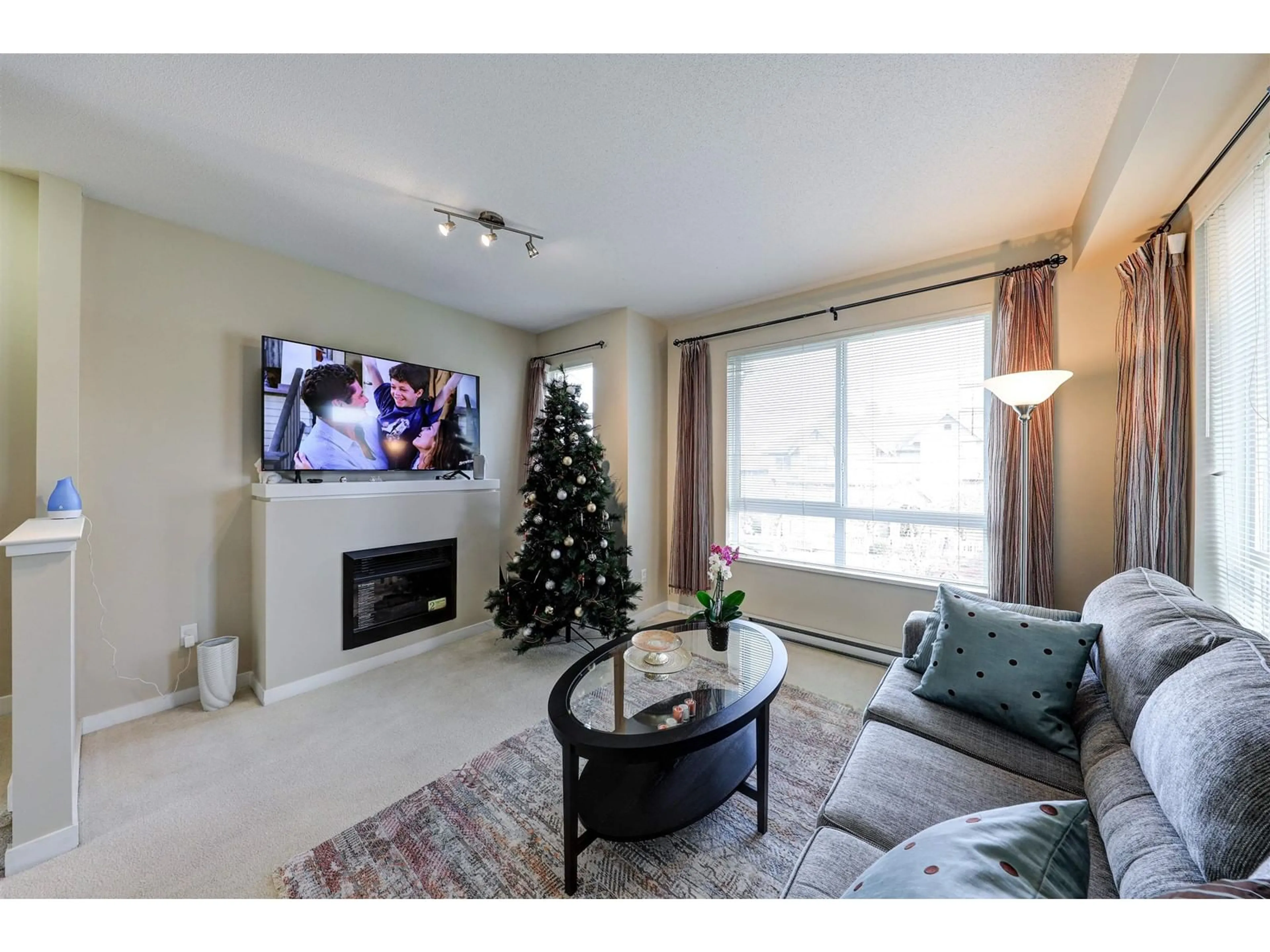 Living room with furniture, unknown for 180 - 2729 158, Surrey British Columbia V3S1P4