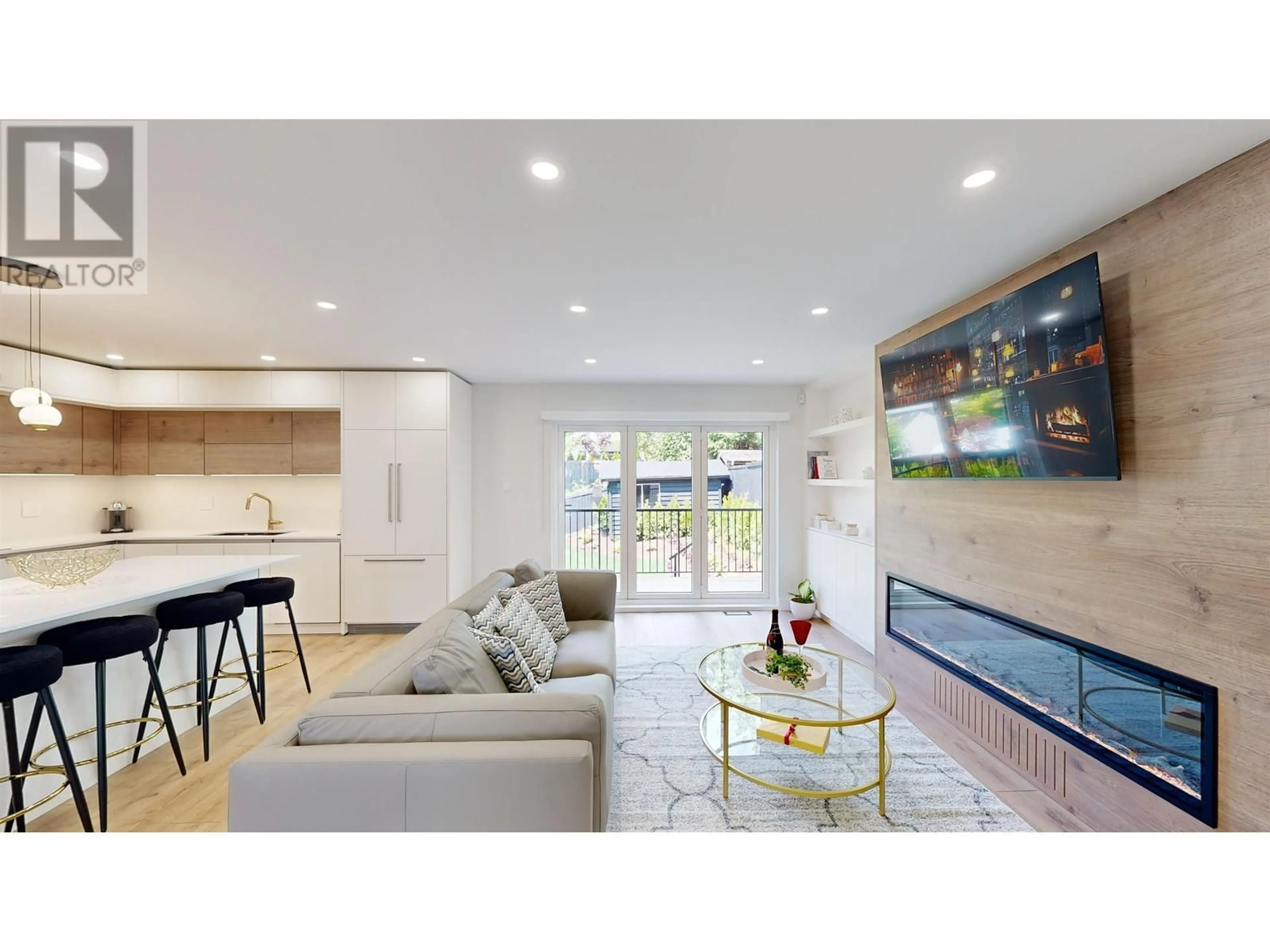 Living room with furniture, unknown for 916 MONTROYAL BOULEVARD, North Vancouver British Columbia V7R2H1
