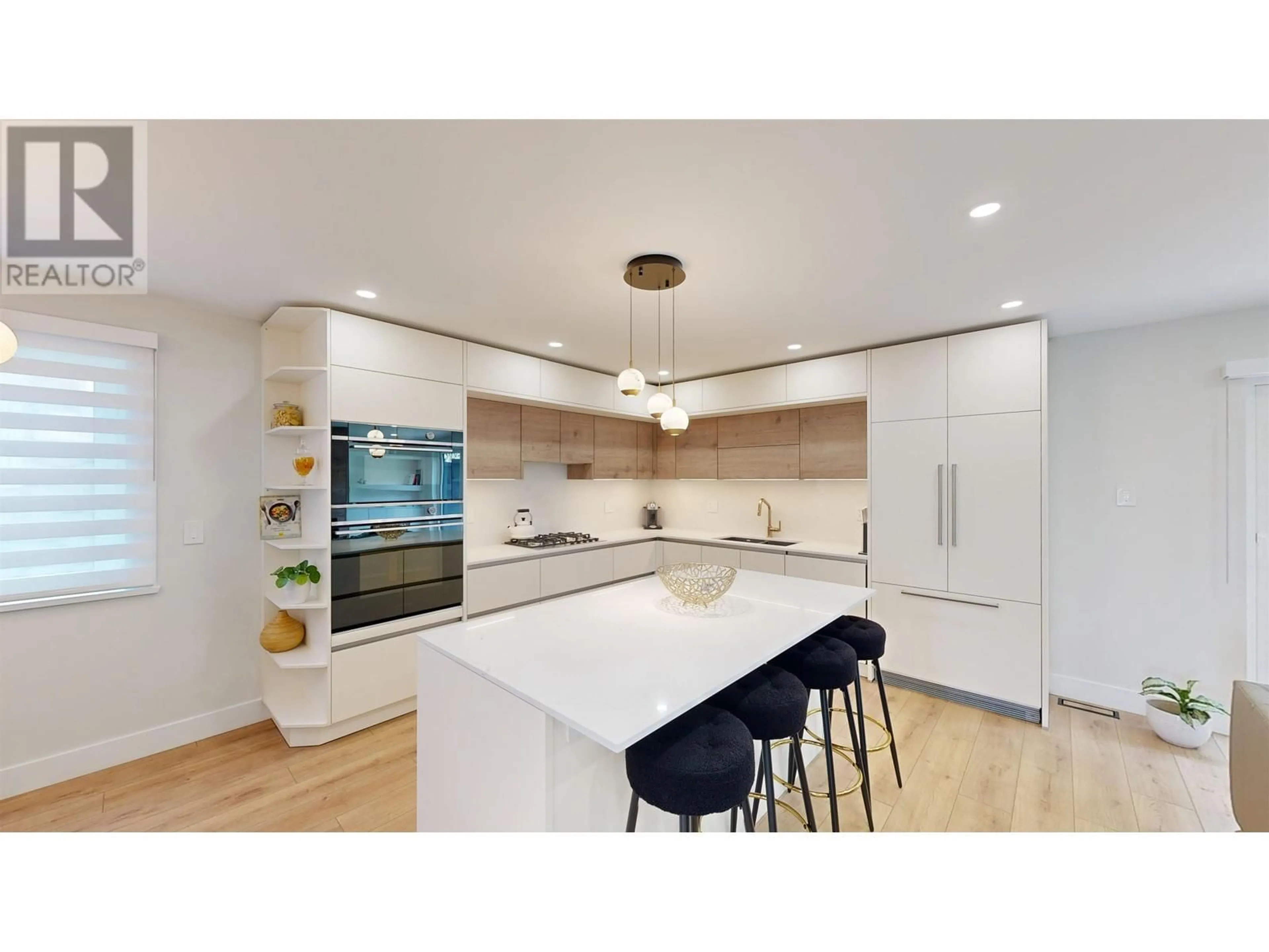 Contemporary kitchen, unknown for 916 MONTROYAL BOULEVARD, North Vancouver British Columbia V7R2H1