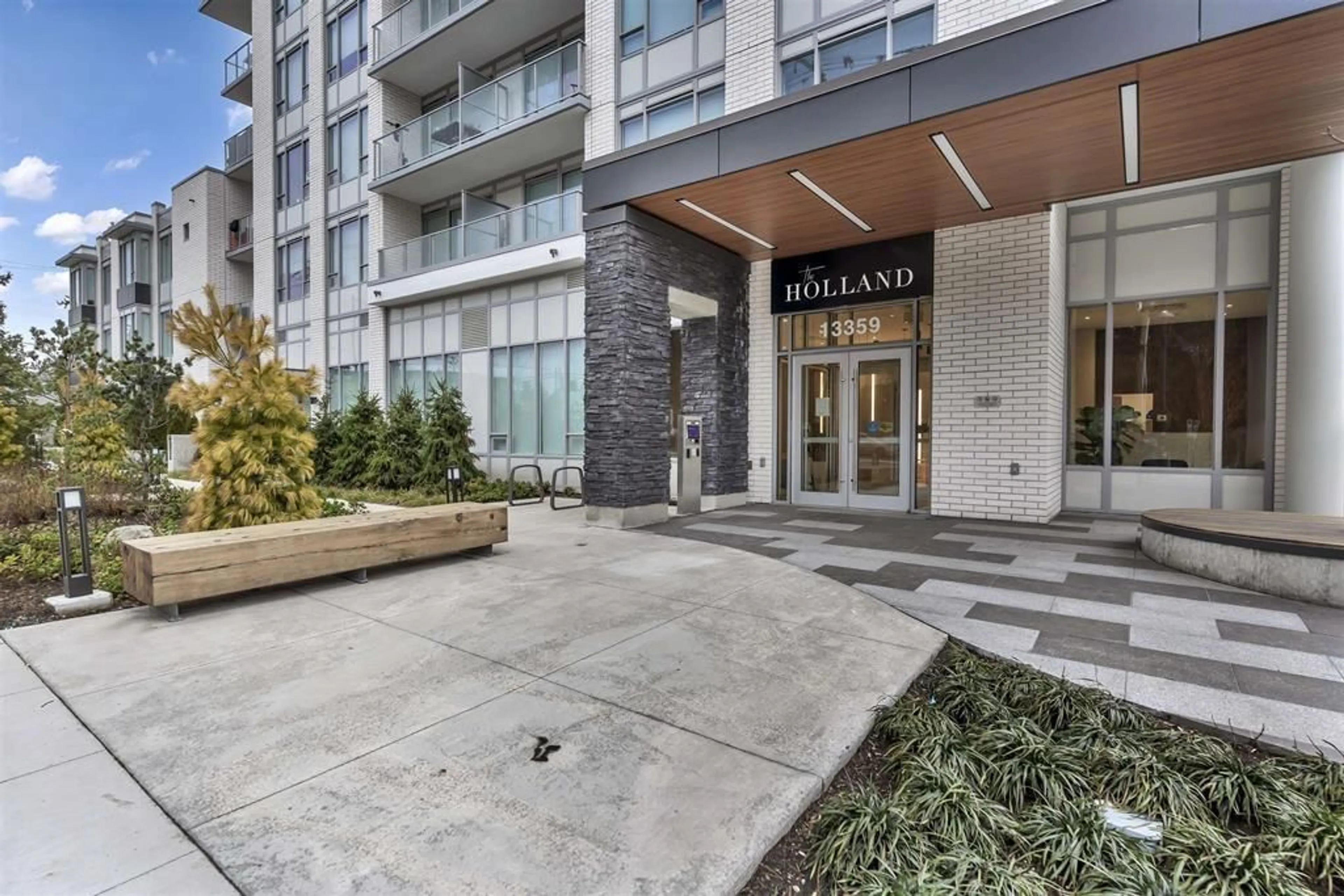 Indoor entryway for 2303 - 13359 OLD YALE, Surrey British Columbia V3T0S4
