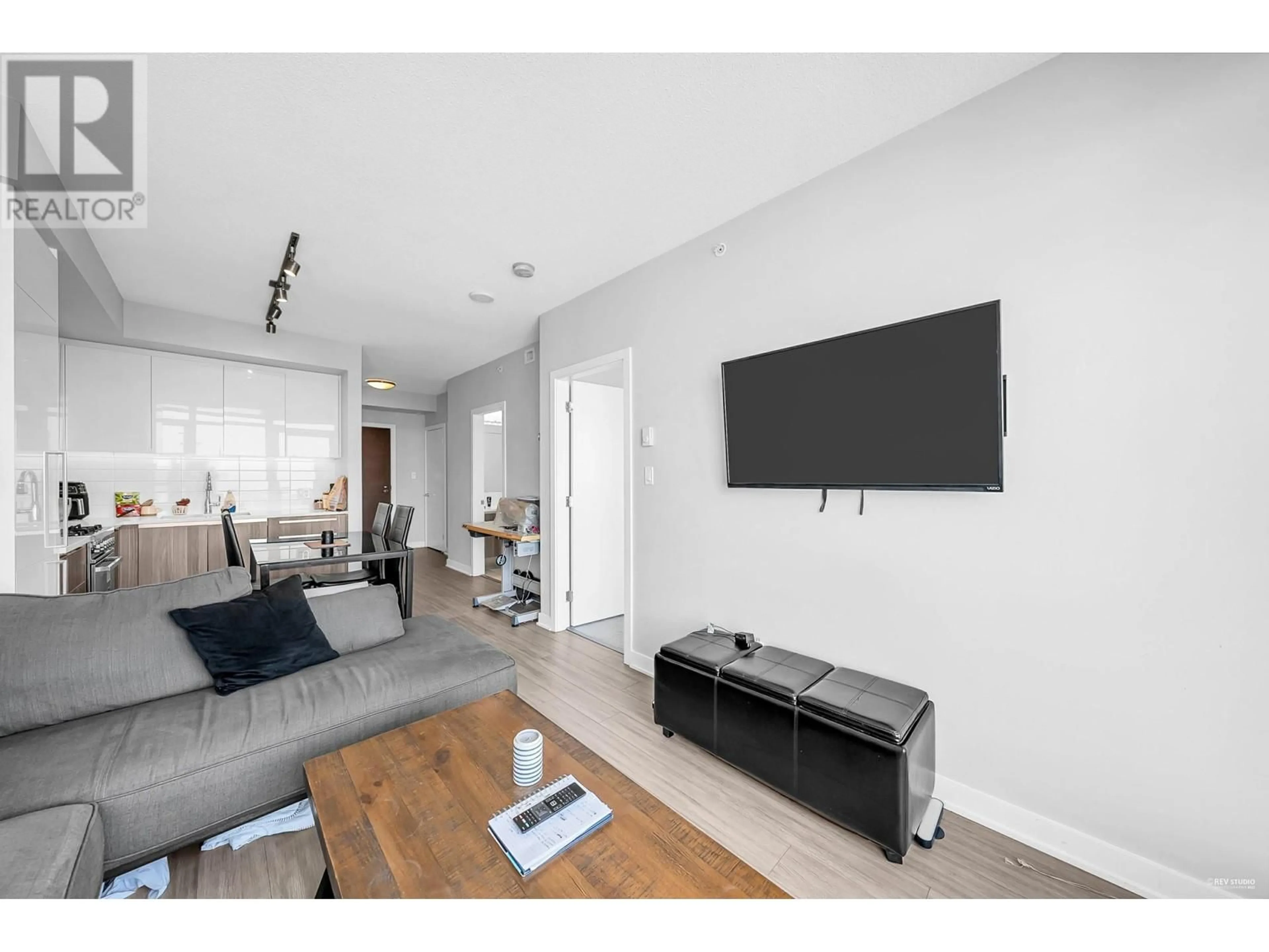 Living room with furniture, unknown for 3002 - 4900 LENNOX LANE, Burnaby British Columbia V5H0G9
