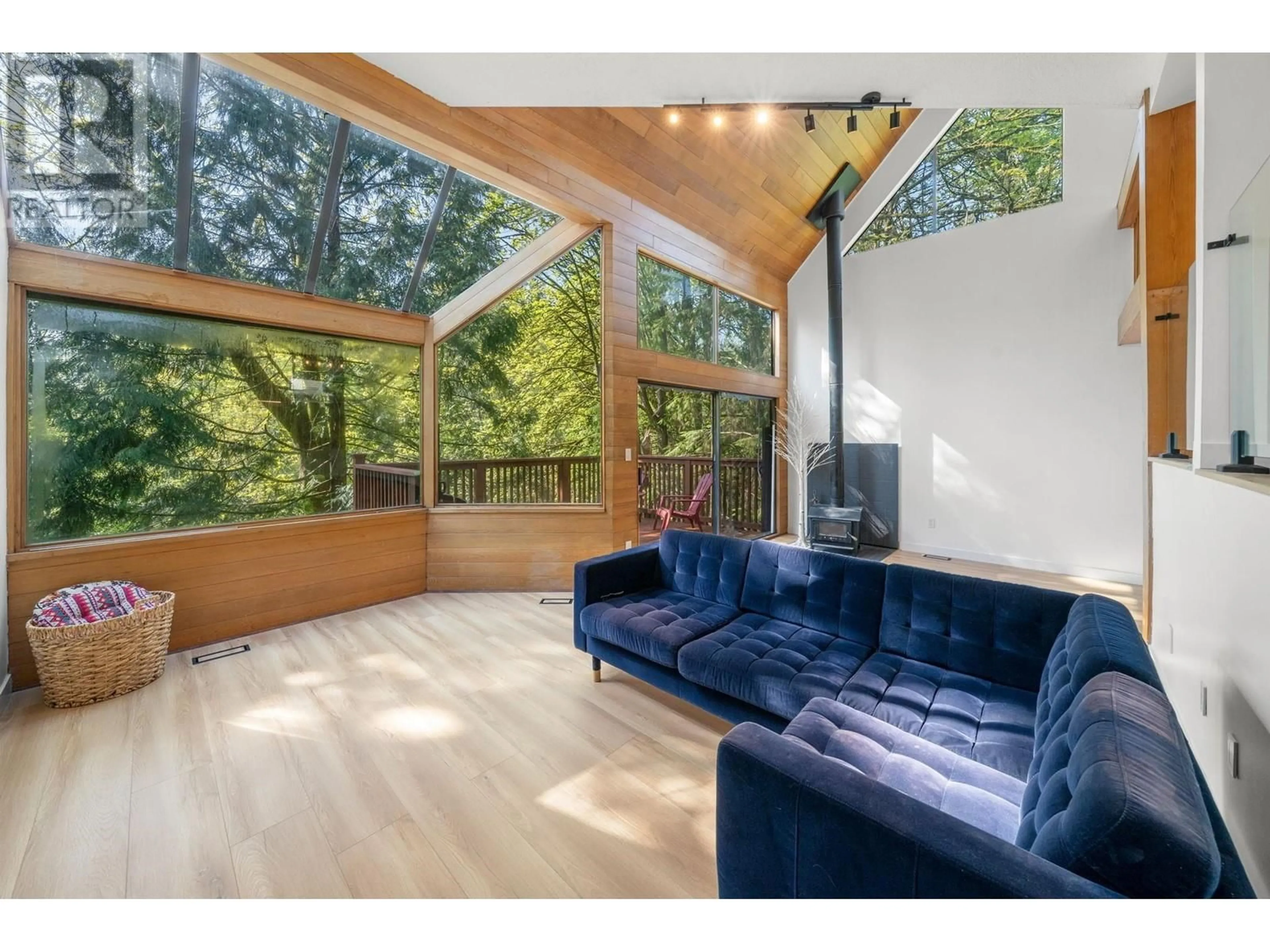 Living room with furniture, wood/laminate floor for 2103 WESTVIEW DRIVE, North Vancouver British Columbia V7M3B1