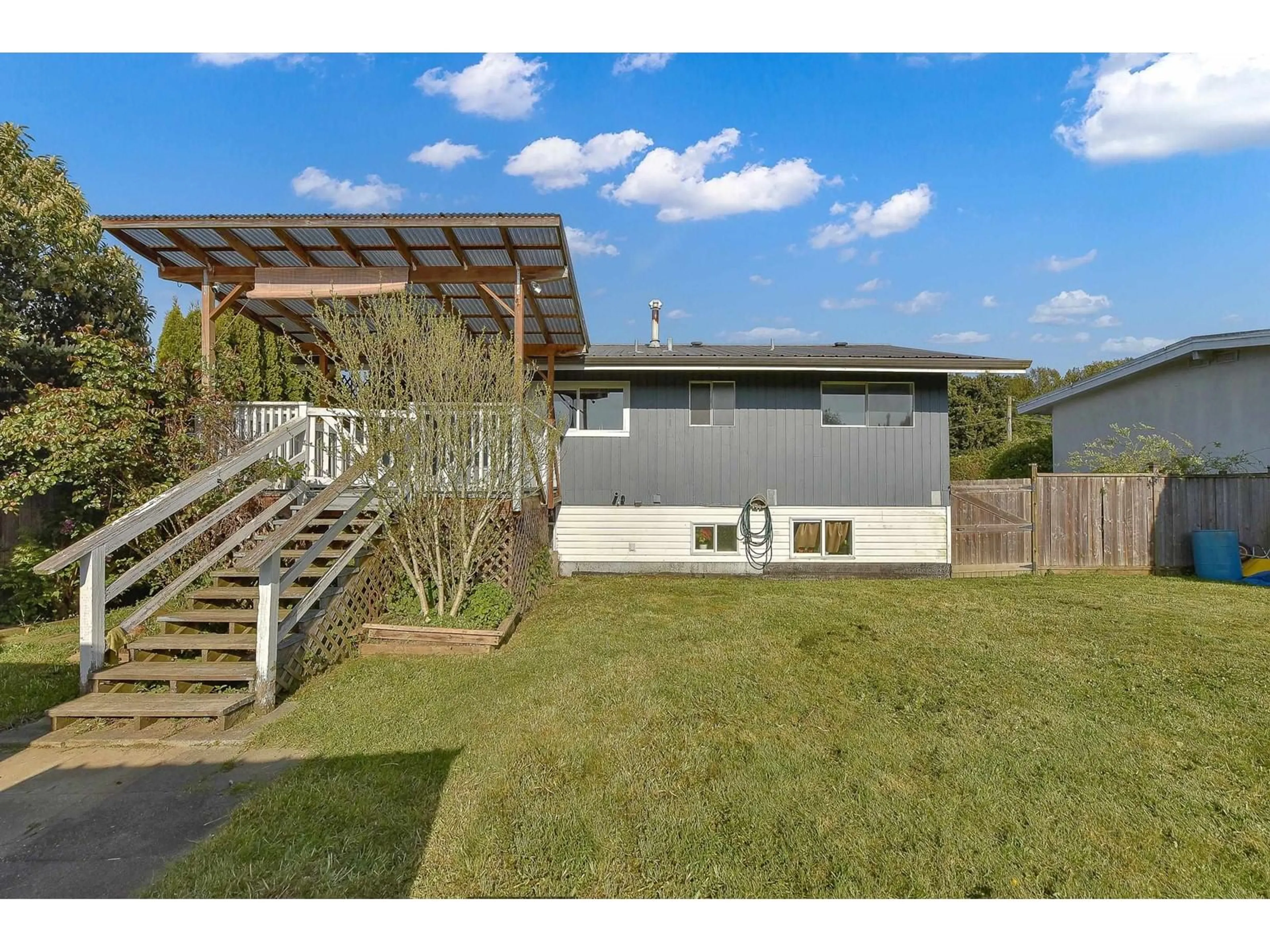 A pic from outside/outdoor area/front of a property/back of a property/a pic from drone, unknown for 10113 MANOR DRIVE, Chilliwack British Columbia V2P5Y6