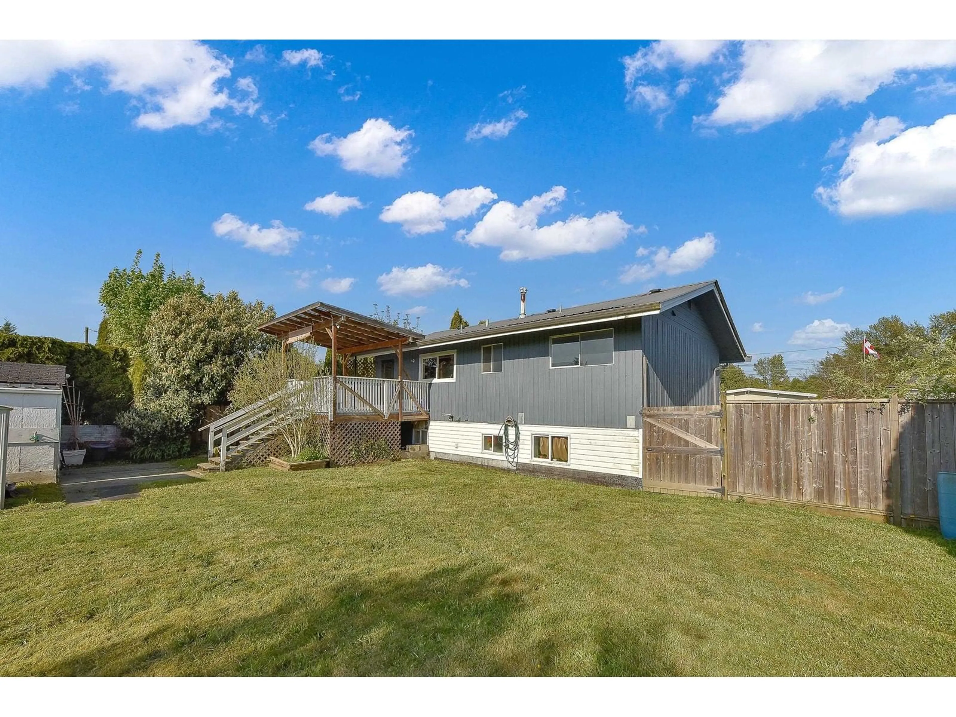 A pic from outside/outdoor area/front of a property/back of a property/a pic from drone, unknown for 10113 MANOR DRIVE, Chilliwack British Columbia V2P5Y6