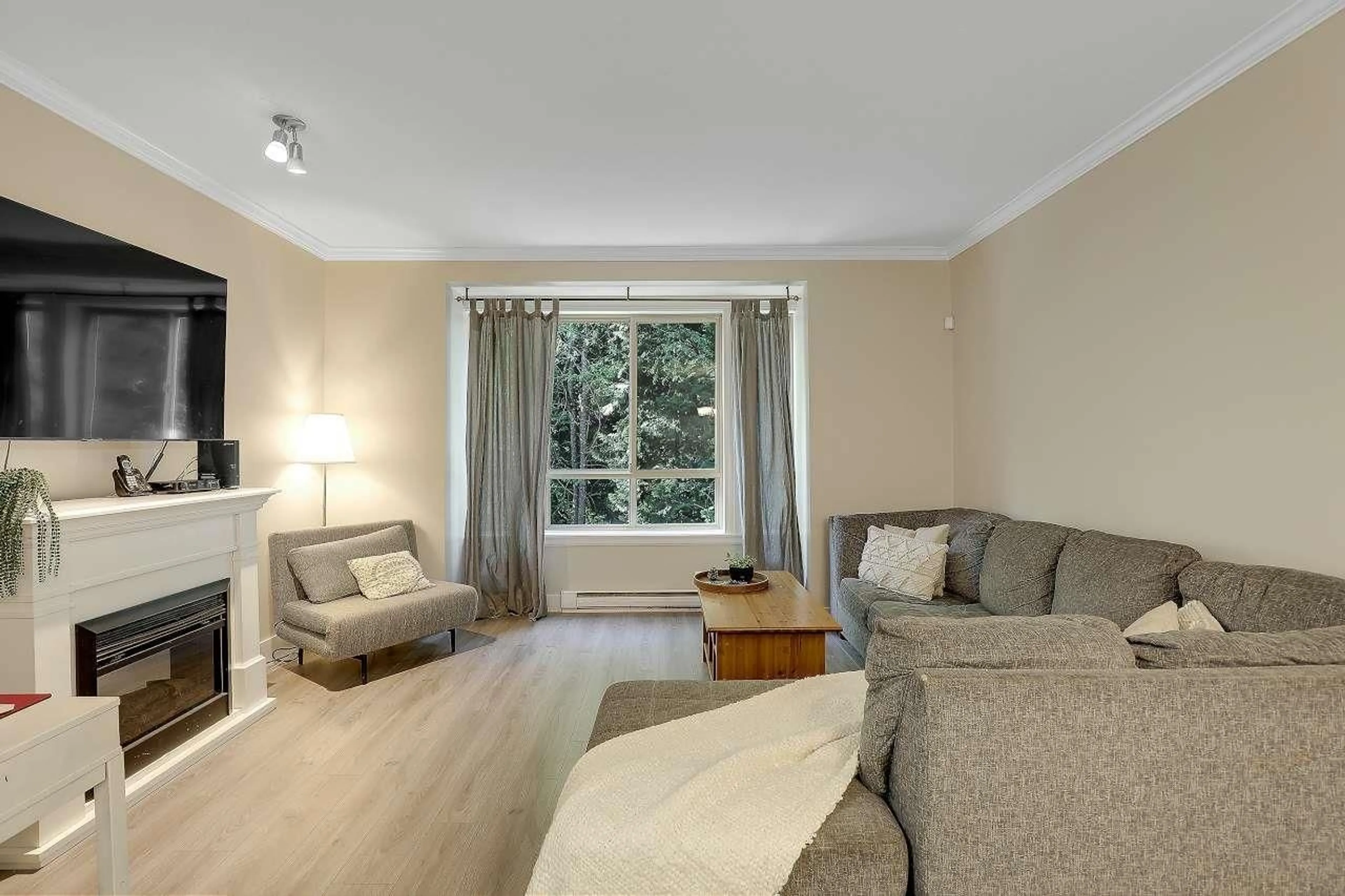 Living room with furniture, wood/laminate floor for 112 - 10468 157, Surrey British Columbia V4N2H7