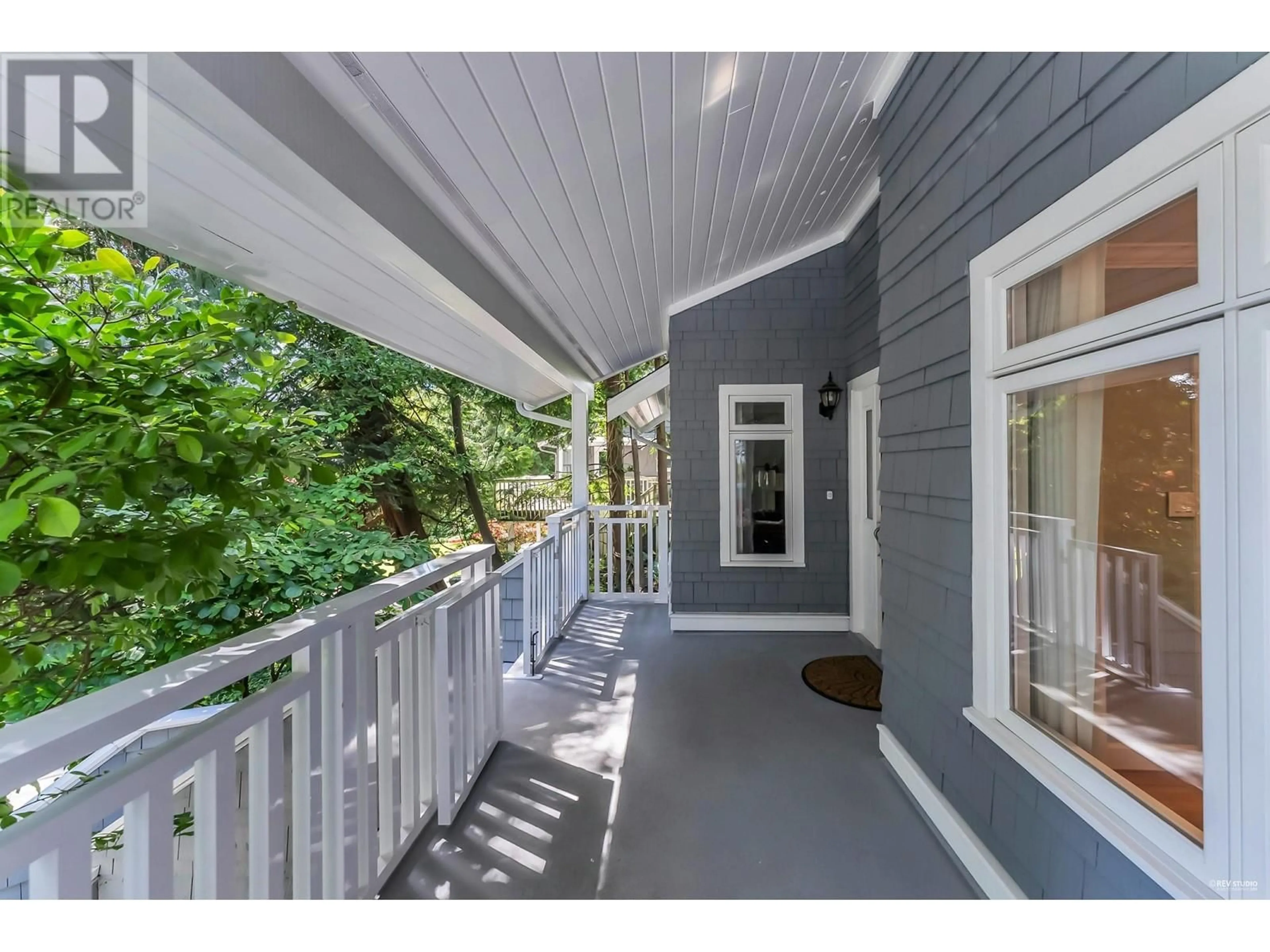 Indoor entryway for 3250 COLWOOD DRIVE, North Vancouver British Columbia V7R2R6
