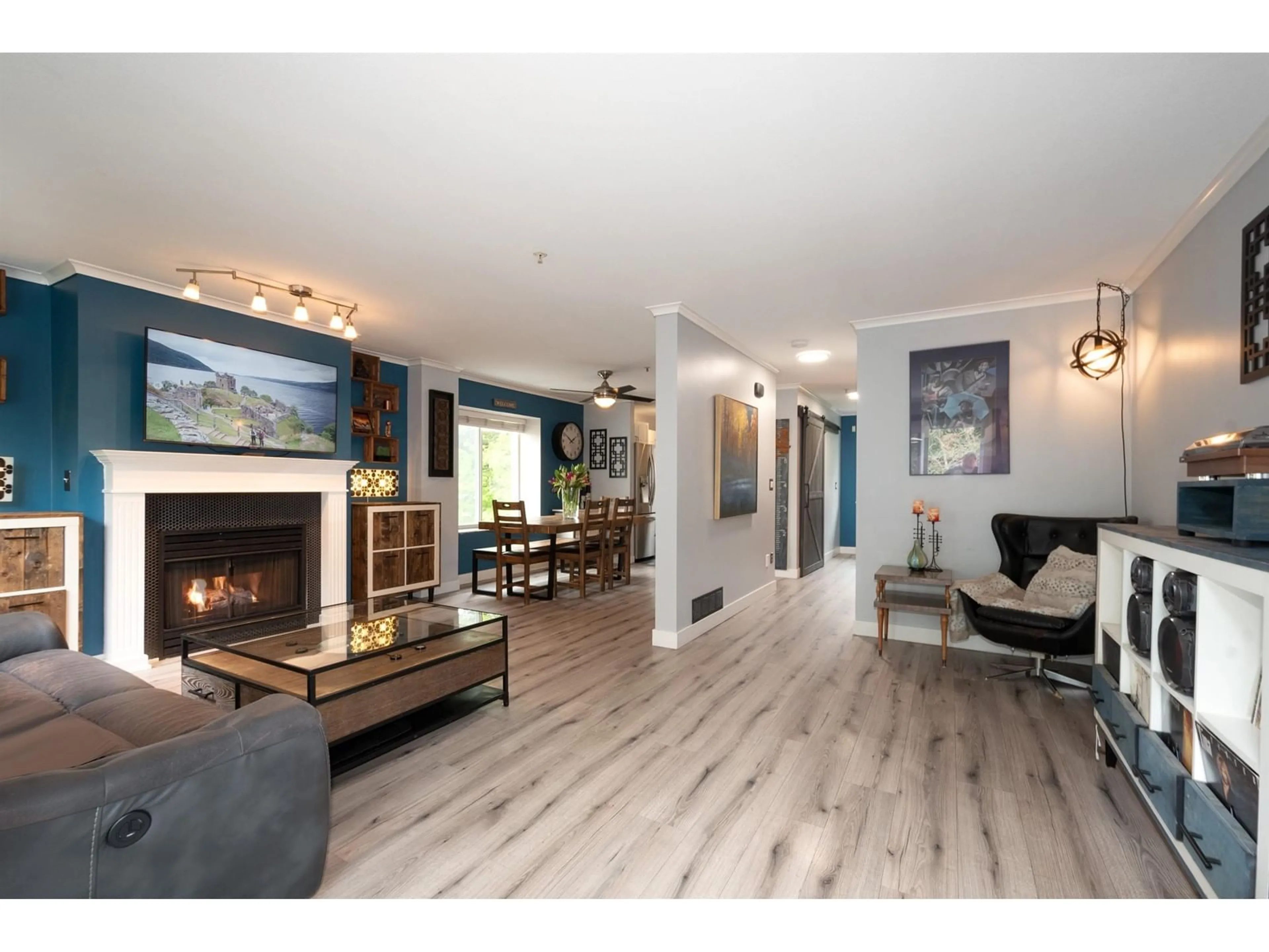 Living room with furniture, wood/laminate floor for 10 - 19948 WILLOUGHBY, Langley British Columbia V2Y1M6