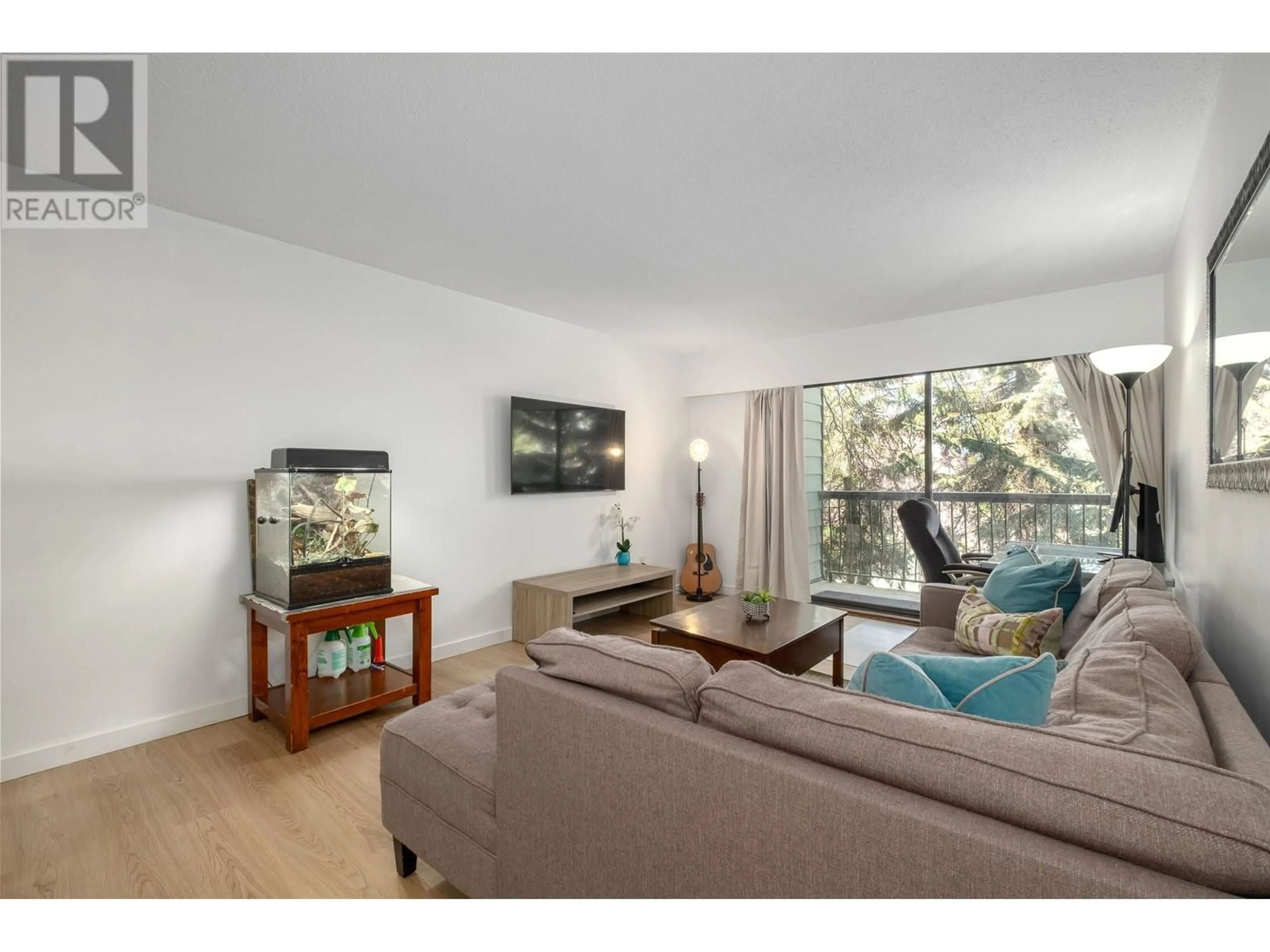 Living room with furniture, wood/laminate floor for 220 - 1844 7TH AVENUE, Vancouver British Columbia V6J1S8