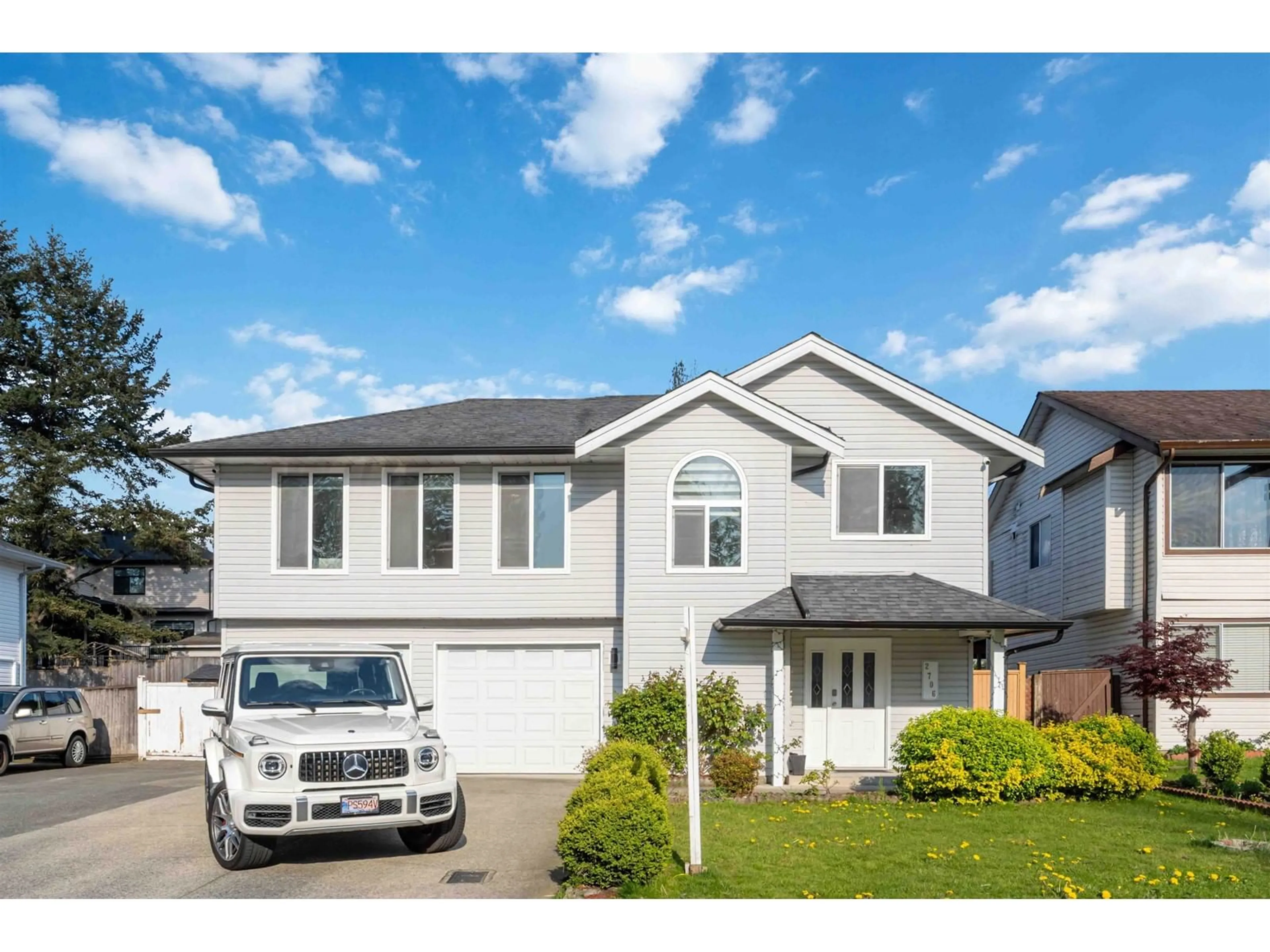 Home with vinyl exterior material, street for 2706 MITCHELL, Abbotsford British Columbia V2T5G4