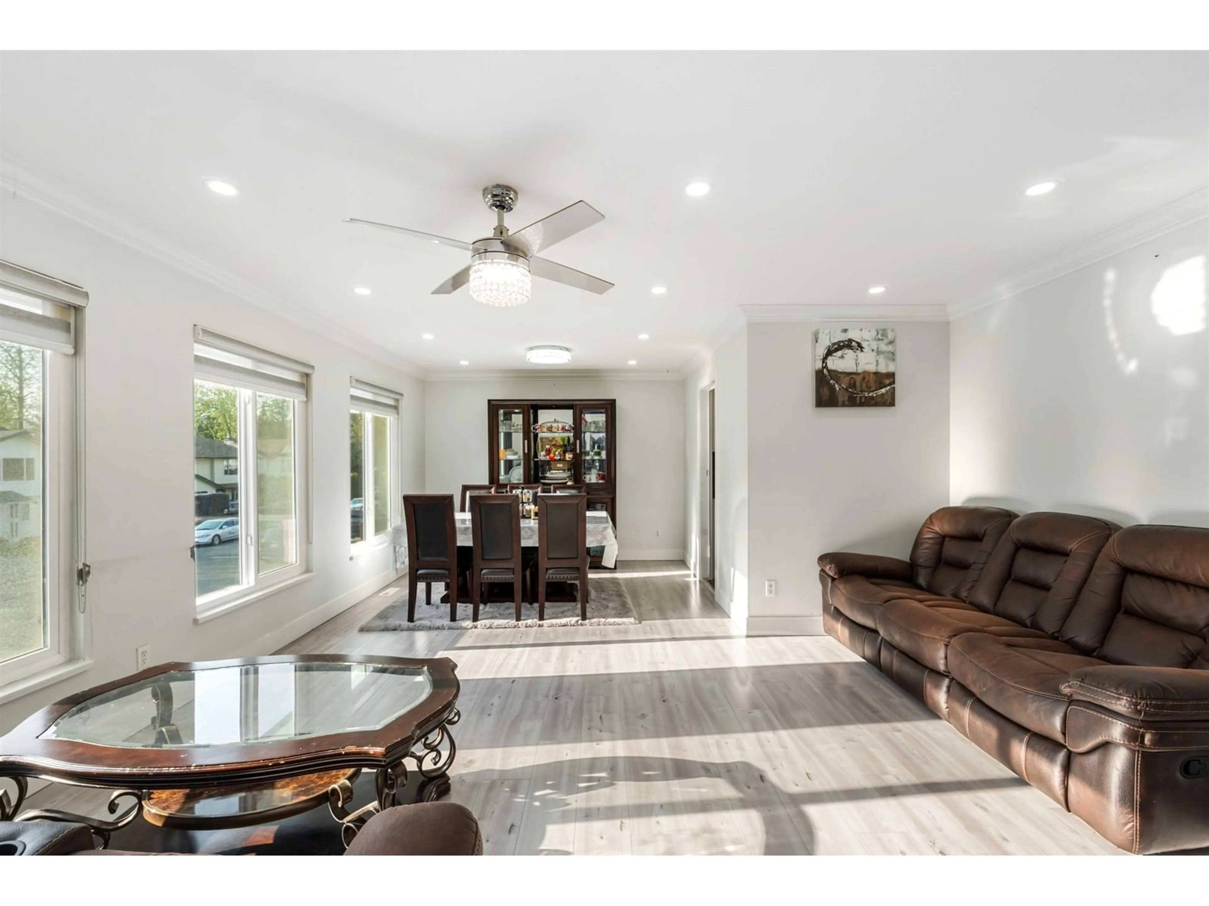 Living room with furniture, ceramic/tile floor for 2706 MITCHELL, Abbotsford British Columbia V2T5G4