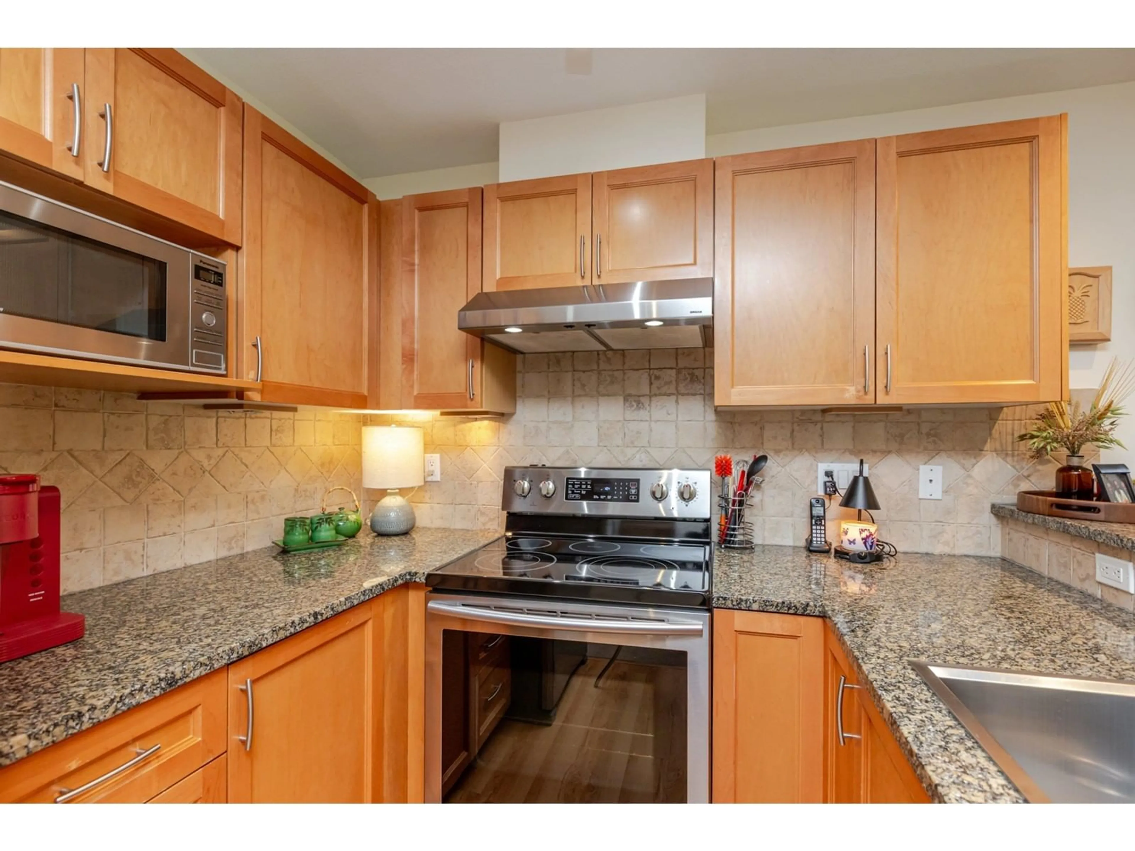 Standard kitchen, unknown for 310 - 15188 22, Surrey British Columbia V4A9T4