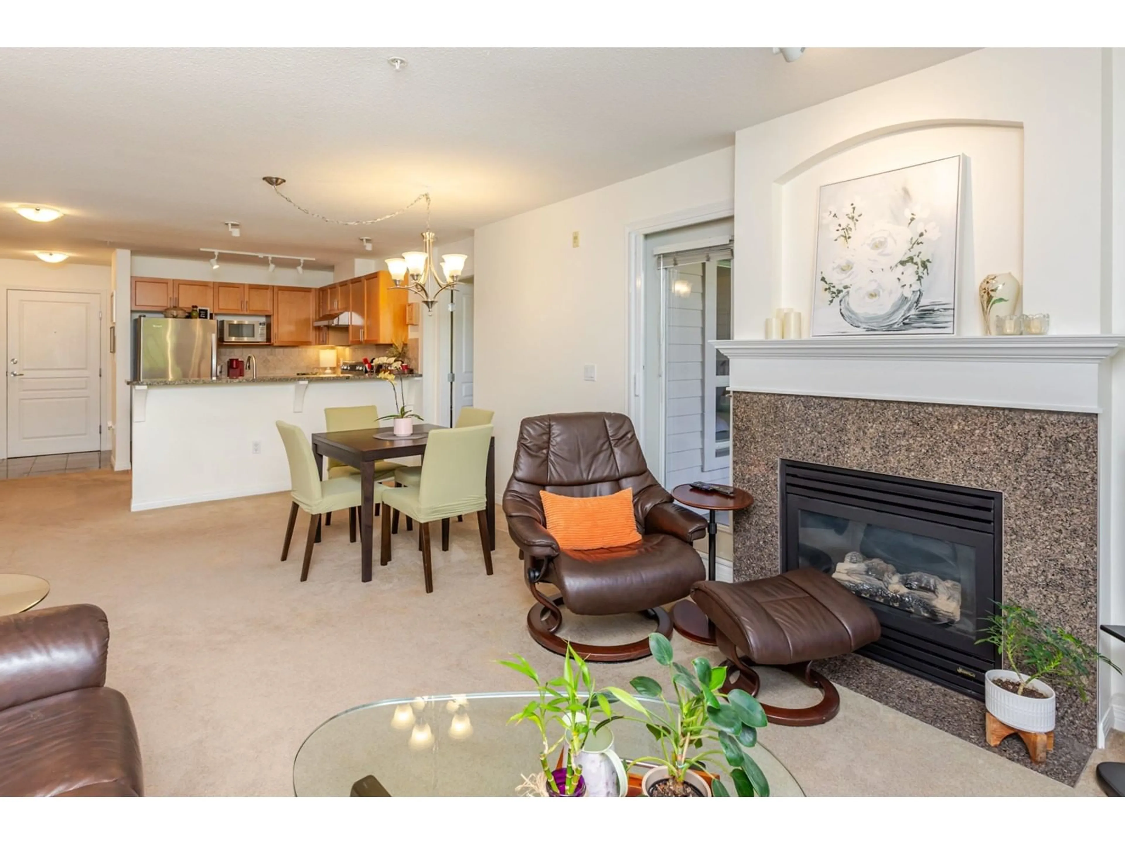 Living room with furniture, unknown for 310 - 15188 22, Surrey British Columbia V4A9T4