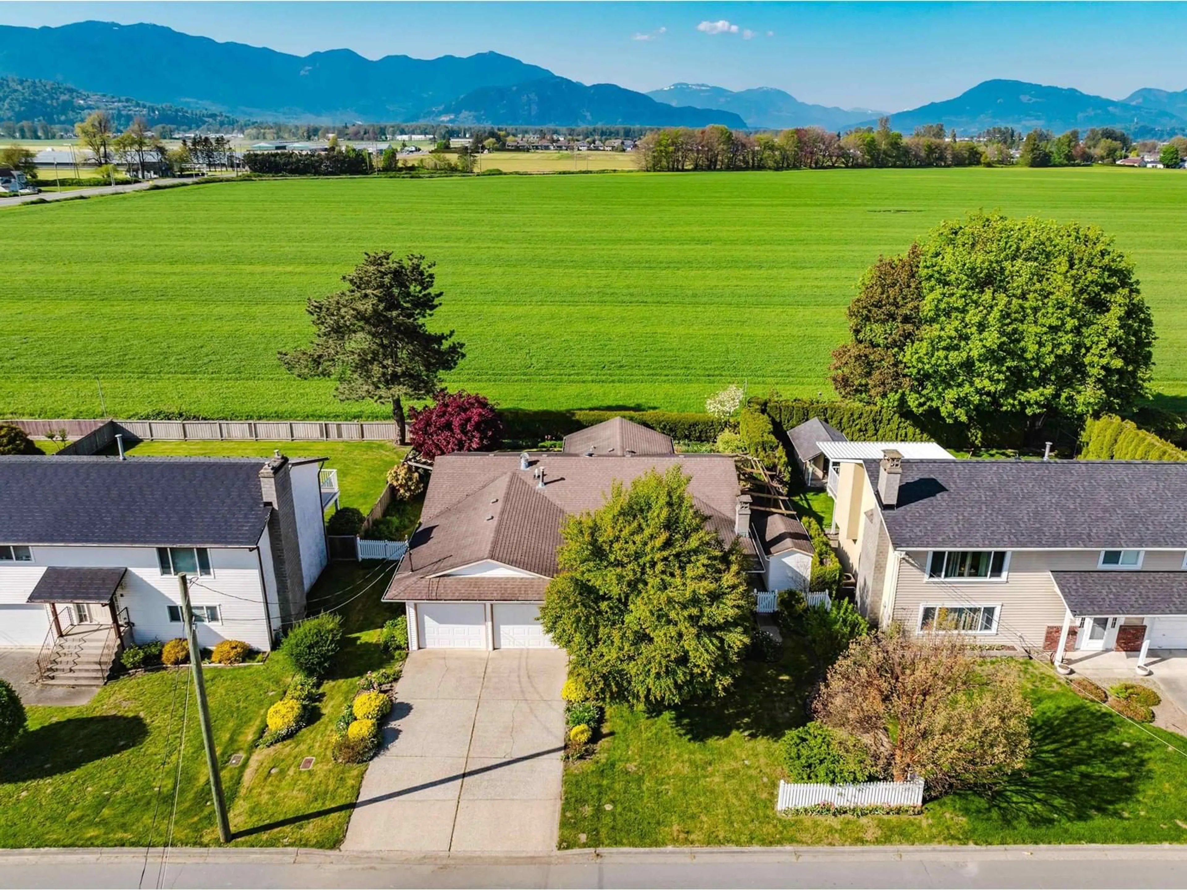 A pic from outside/outdoor area/front of a property/back of a property/a pic from drone, mountain view for 45143 STEVENSON ROAD, Chilliwack British Columbia V2R2P7
