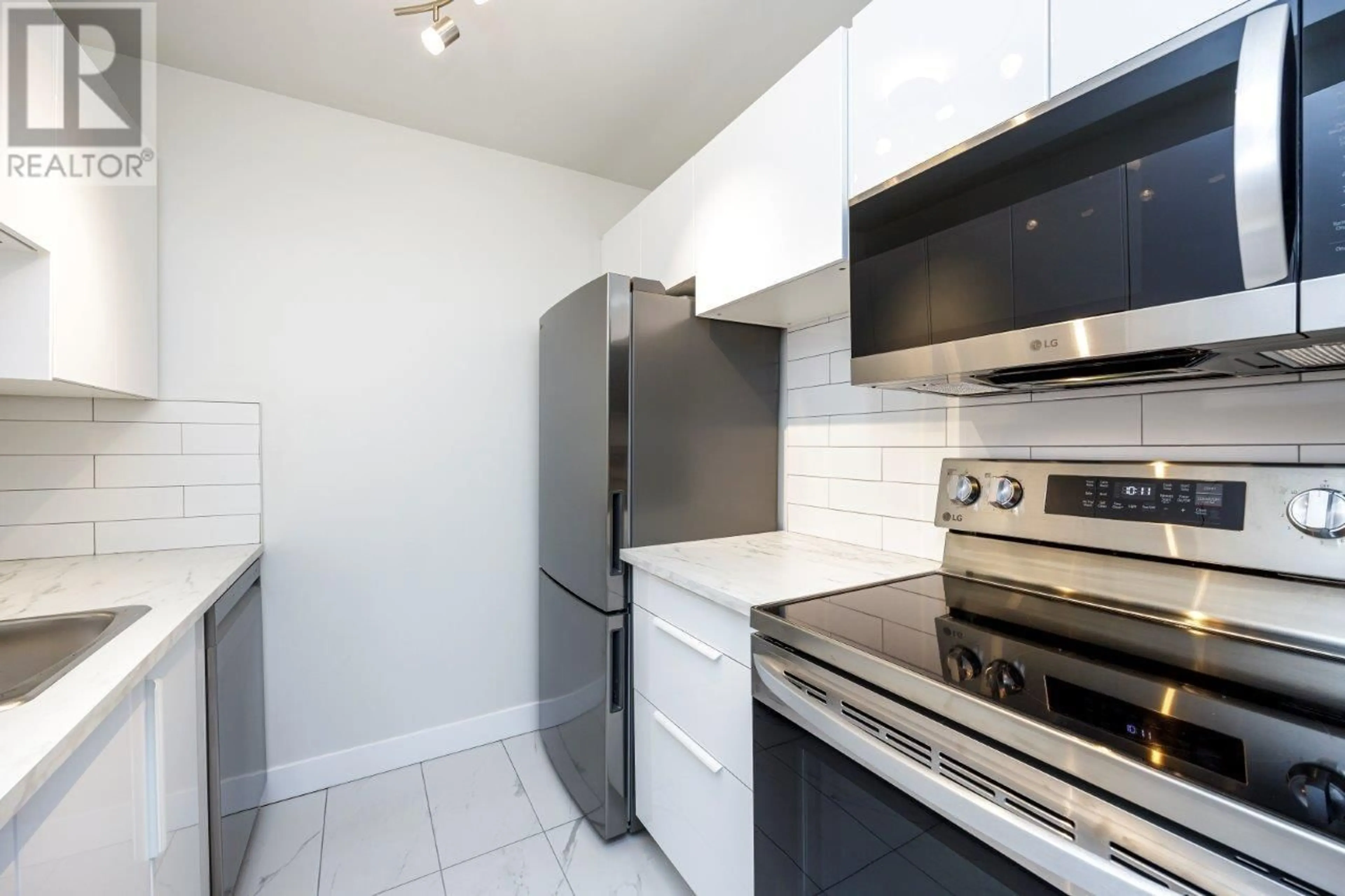 Standard kitchen, unknown for 156 - 200 WESTHILL PLACE, Port Moody British Columbia V3H1V2