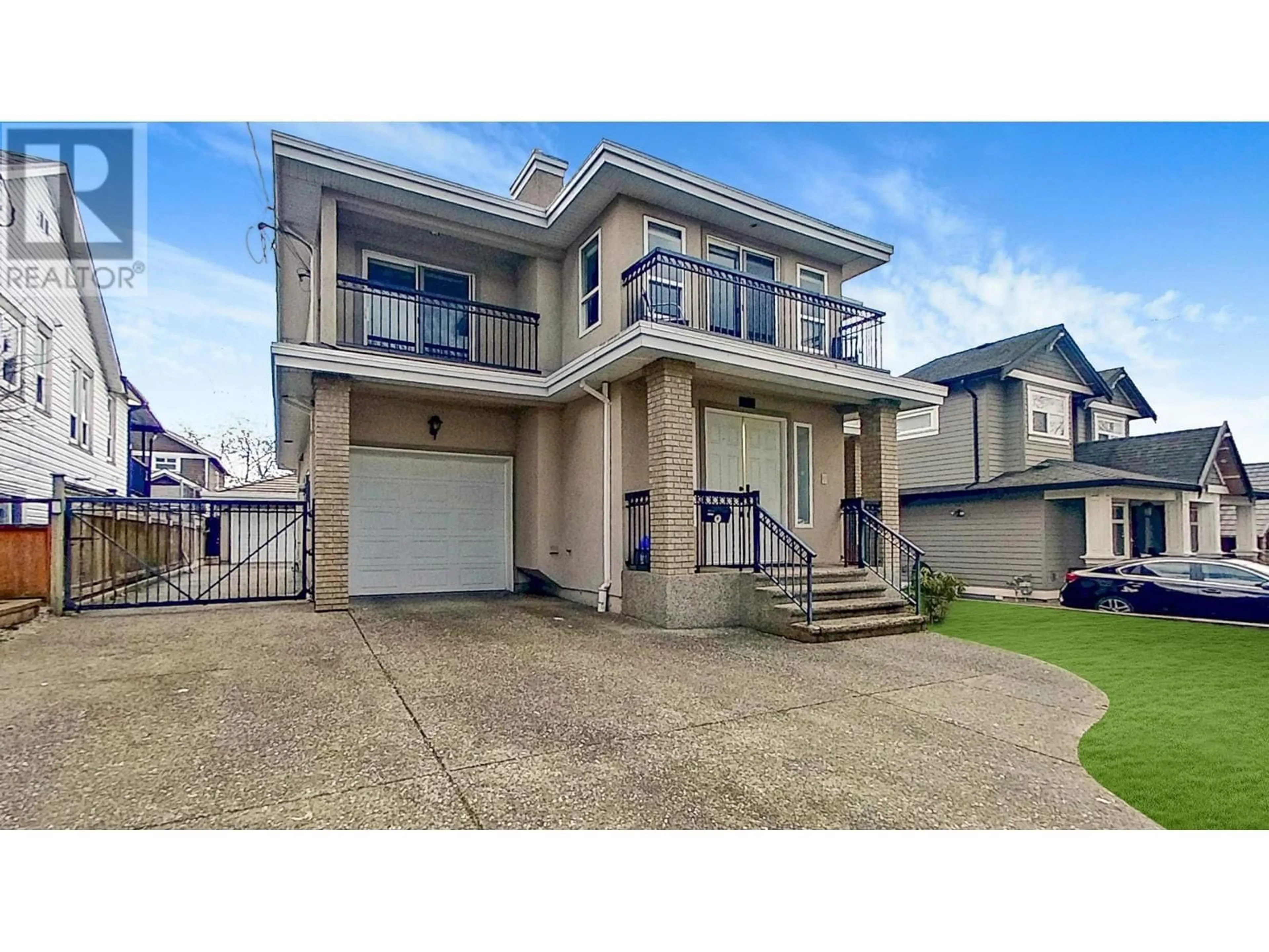 Home with vinyl exterior material, street for 913 FOURTEENTH STREET, New Westminster British Columbia V3M4P8