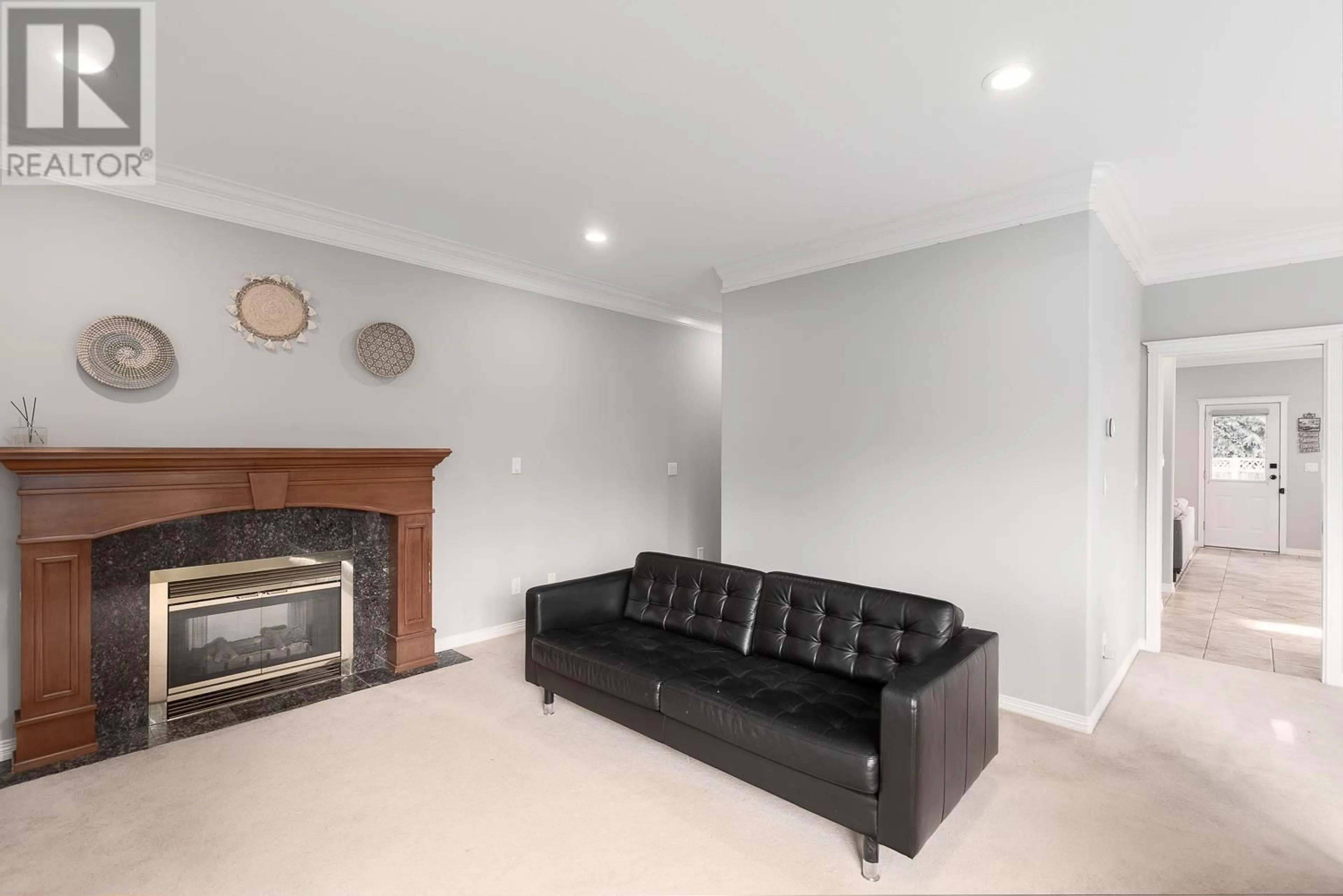 Living room with furniture, unknown for 913 FOURTEENTH STREET, New Westminster British Columbia V3M4P8
