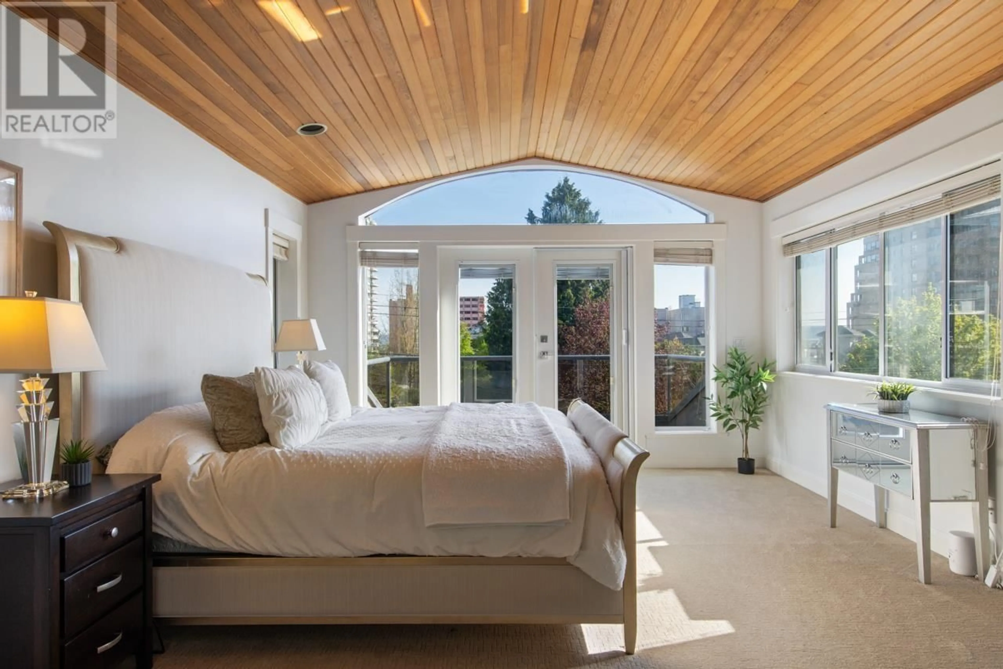Bedroom with bed, wood/laminate floor for 2257 FULTON AVENUE, West Vancouver British Columbia V7V1T7