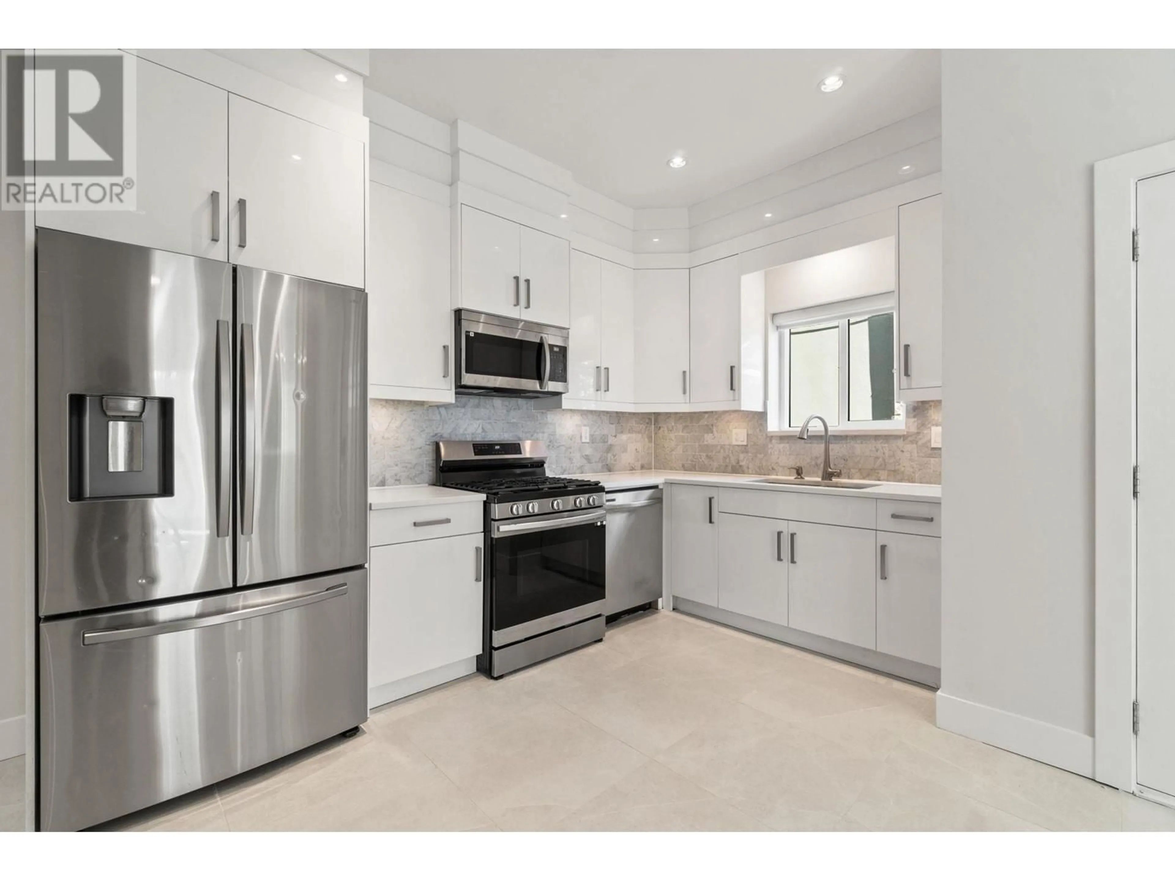 Open concept kitchen, ceramic/tile floor for 3132 KINGS AVENUE, Vancouver British Columbia V5R4T4