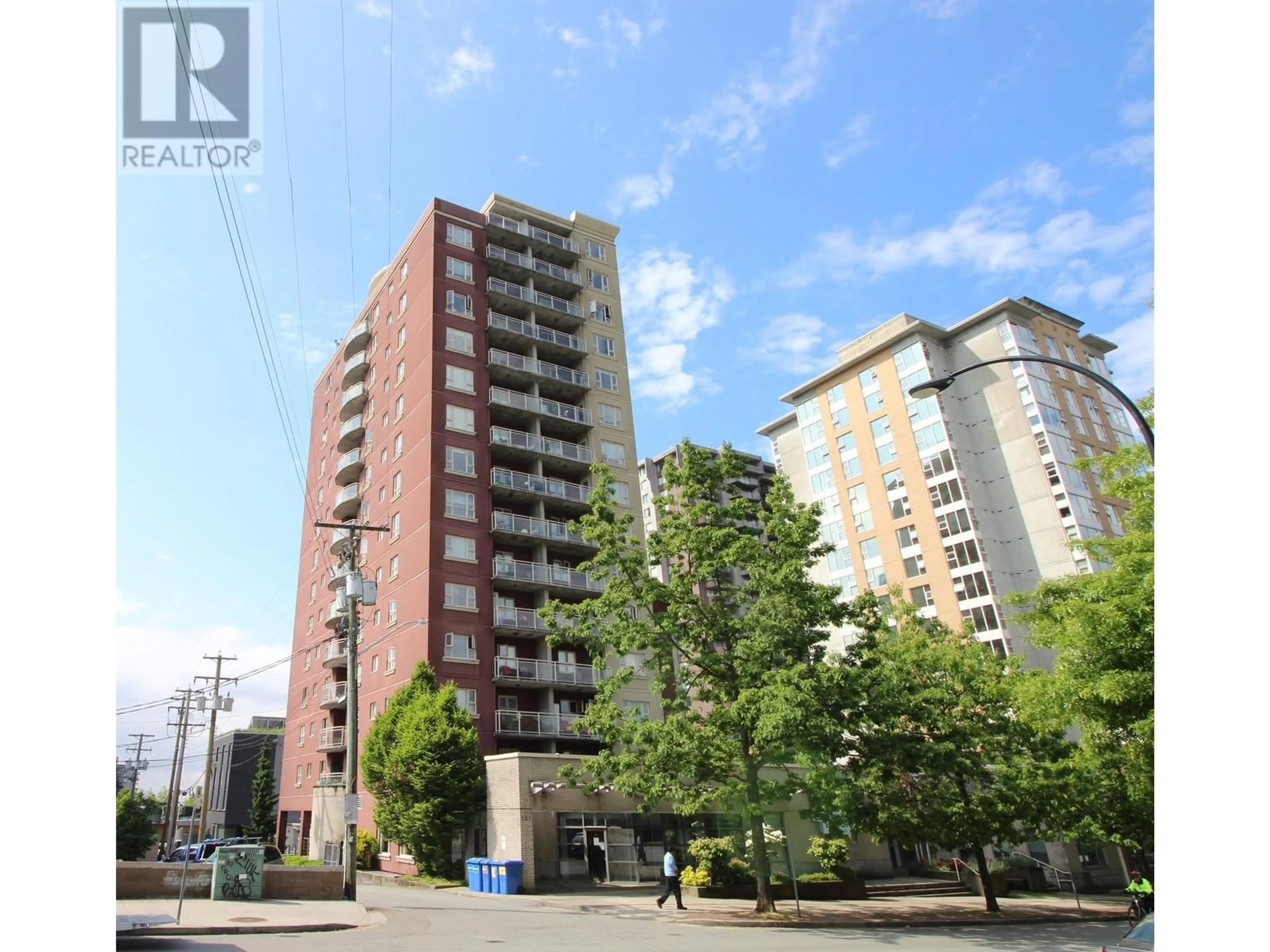 Patio, street for 1502 - 121 15TH STREET, North Vancouver British Columbia V7M1R8