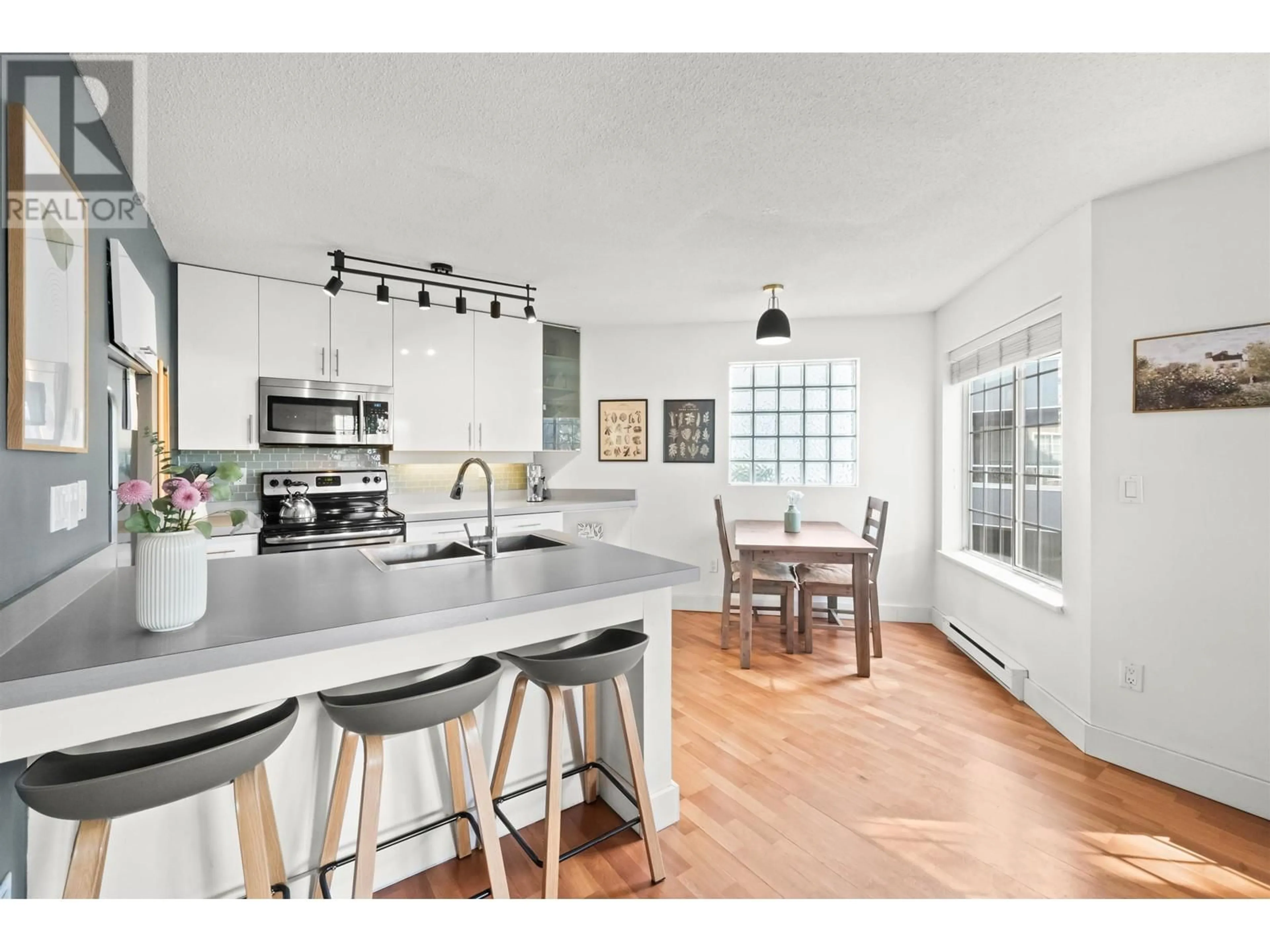 Open concept kitchen, unknown for 202 - 125 18TH STREET, North Vancouver British Columbia V7M1W5