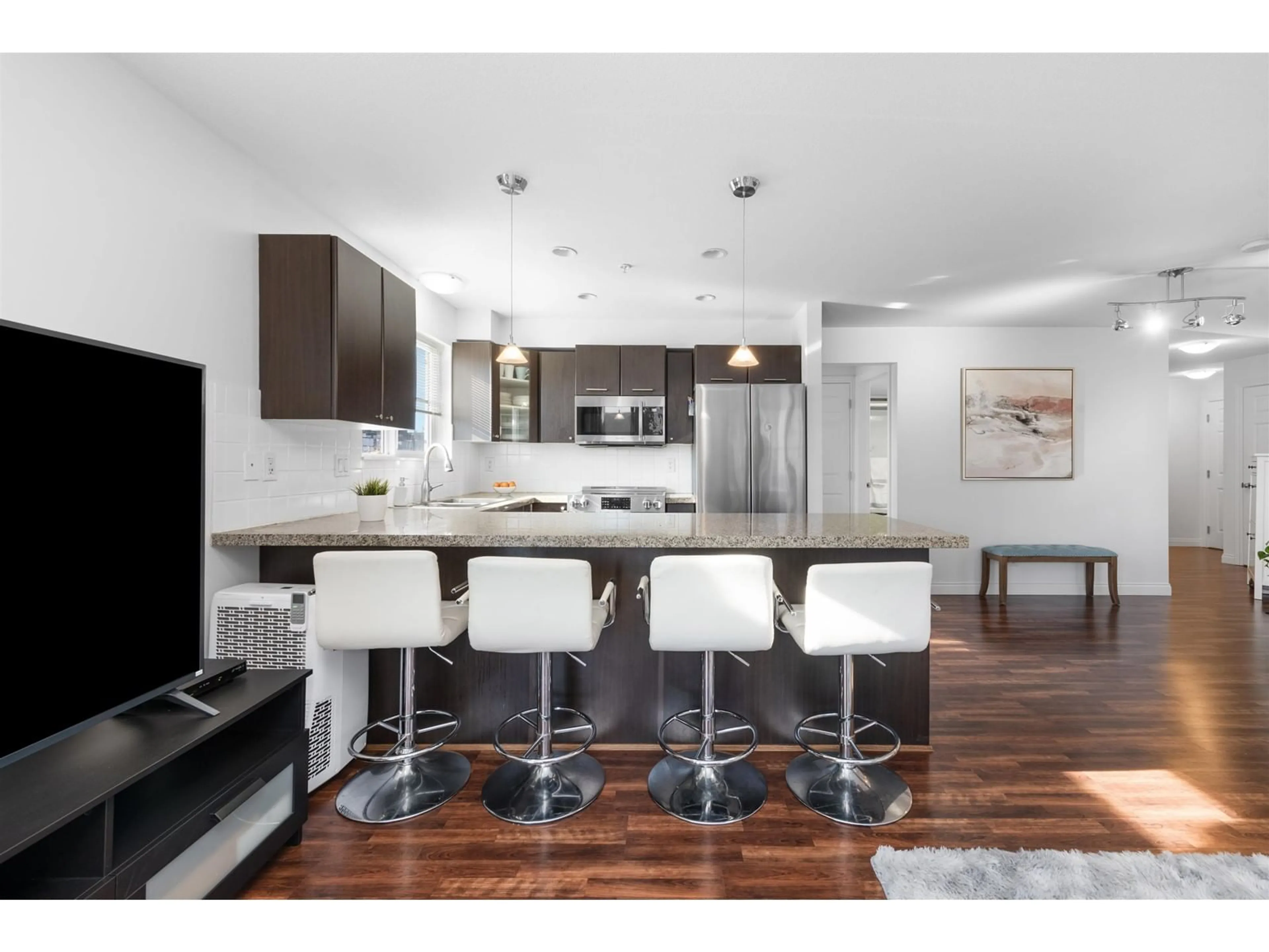Open concept kitchen, wood/laminate floor for 310 - 5488 198, Langley British Columbia V3A1G2