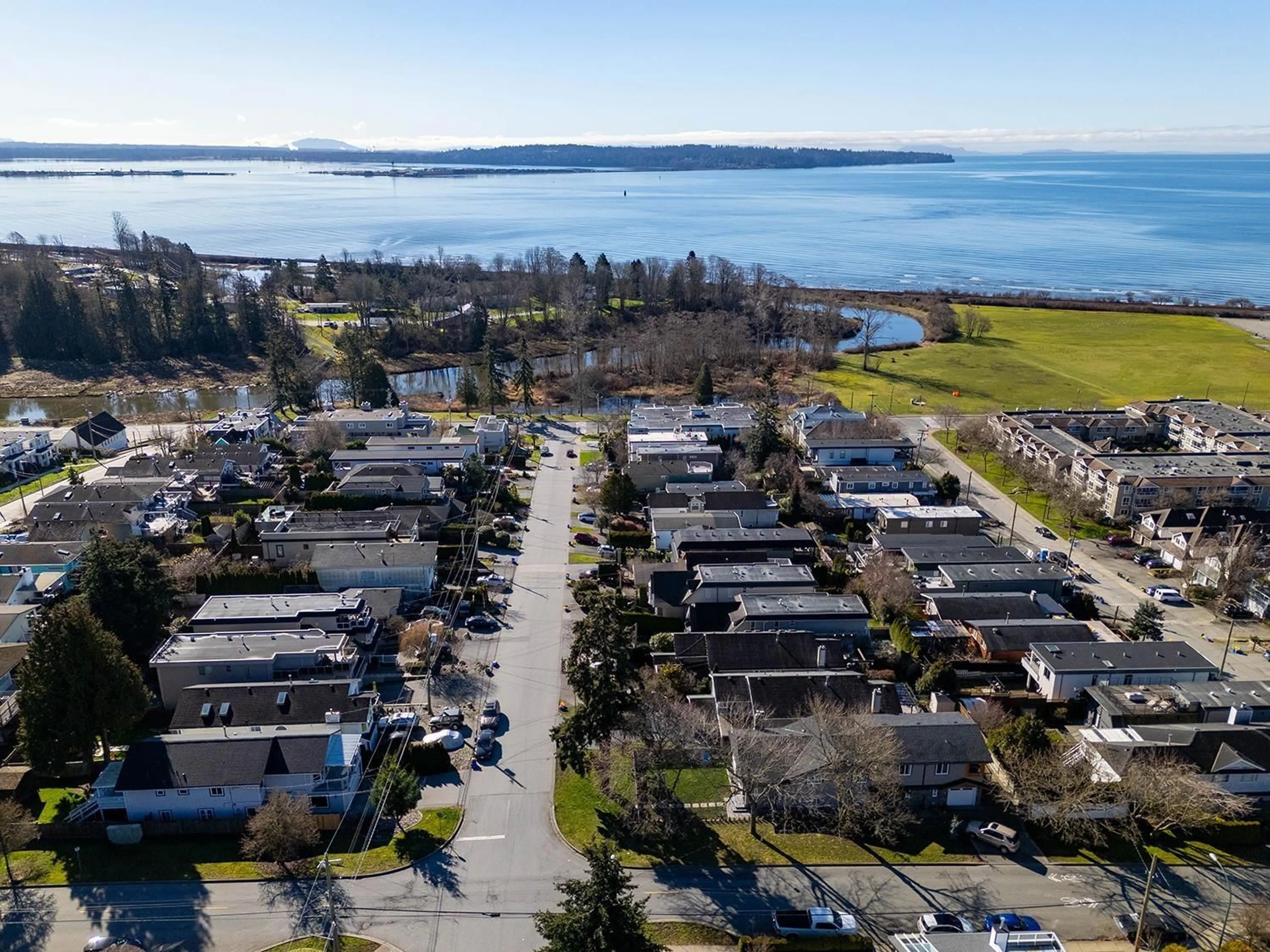 A pic from outside/outdoor area/front of a property/back of a property/a pic from drone, water/lake/river/ocean view for 887 STEVENS, White Rock British Columbia V4B4X3