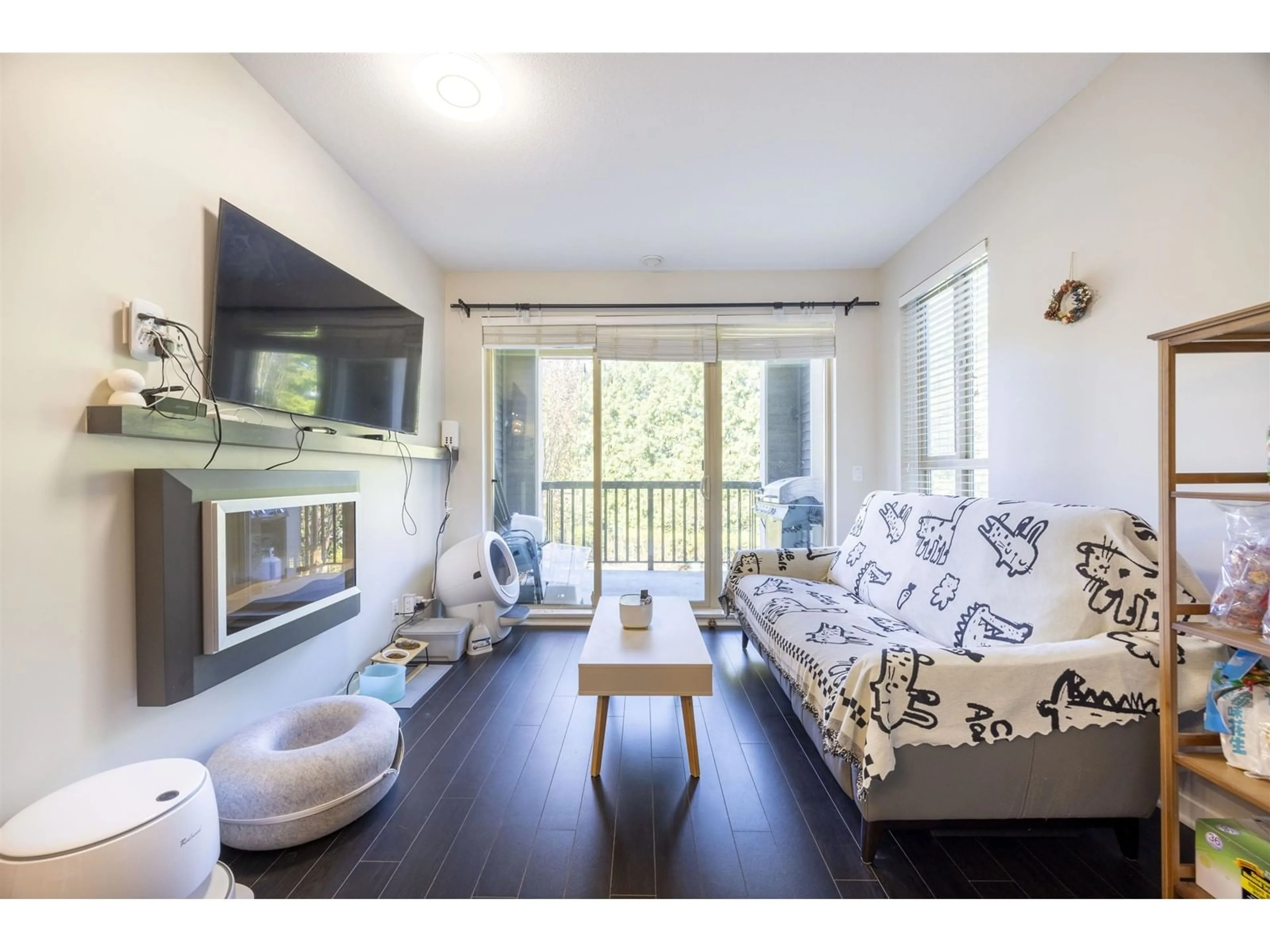 Living room with furniture, wood/laminate floor for 222 - 5655 210A, Langley British Columbia V3A0G4