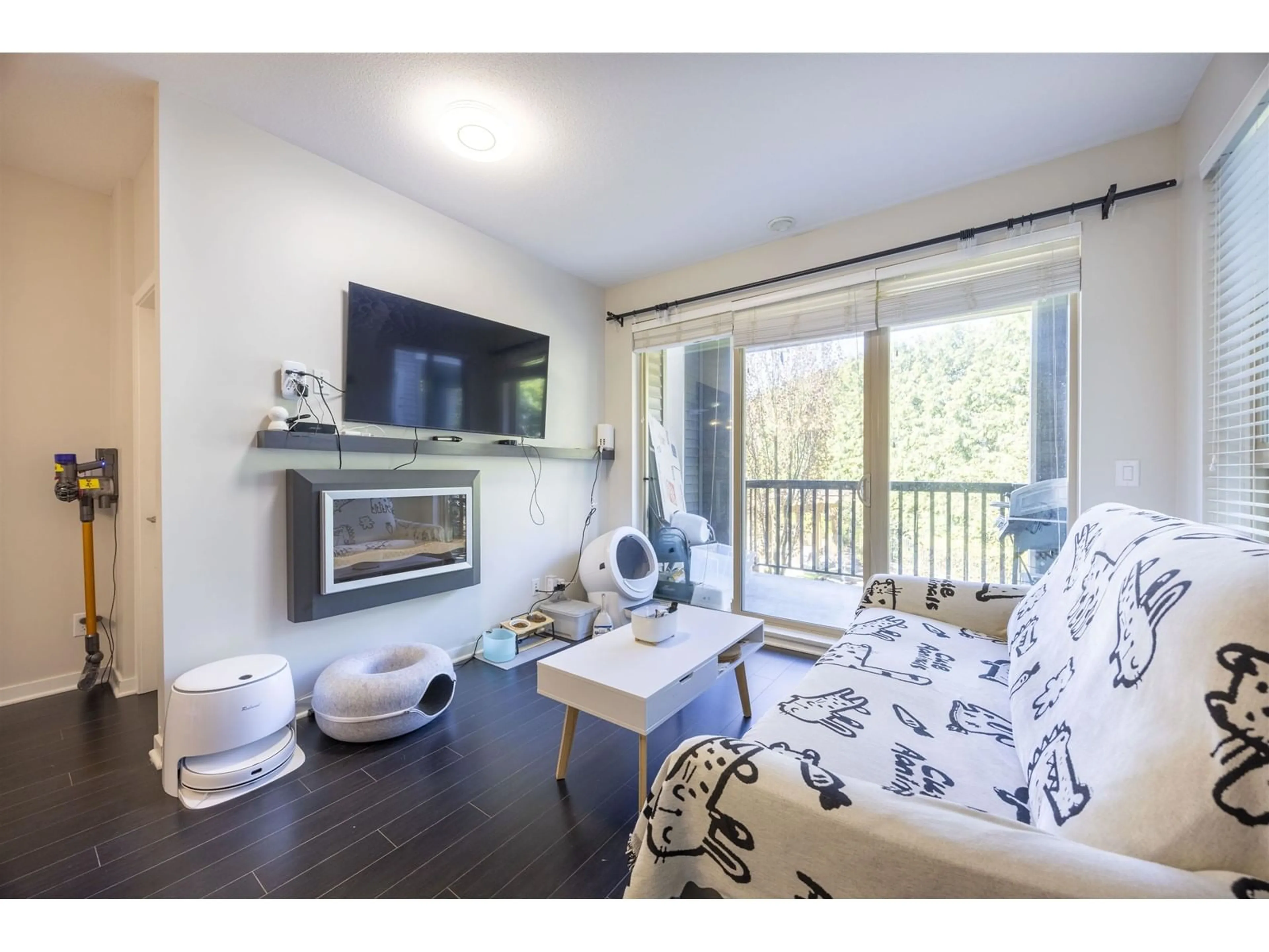 Living room with furniture, wood/laminate floor for 222 - 5655 210A, Langley British Columbia V3A0G4