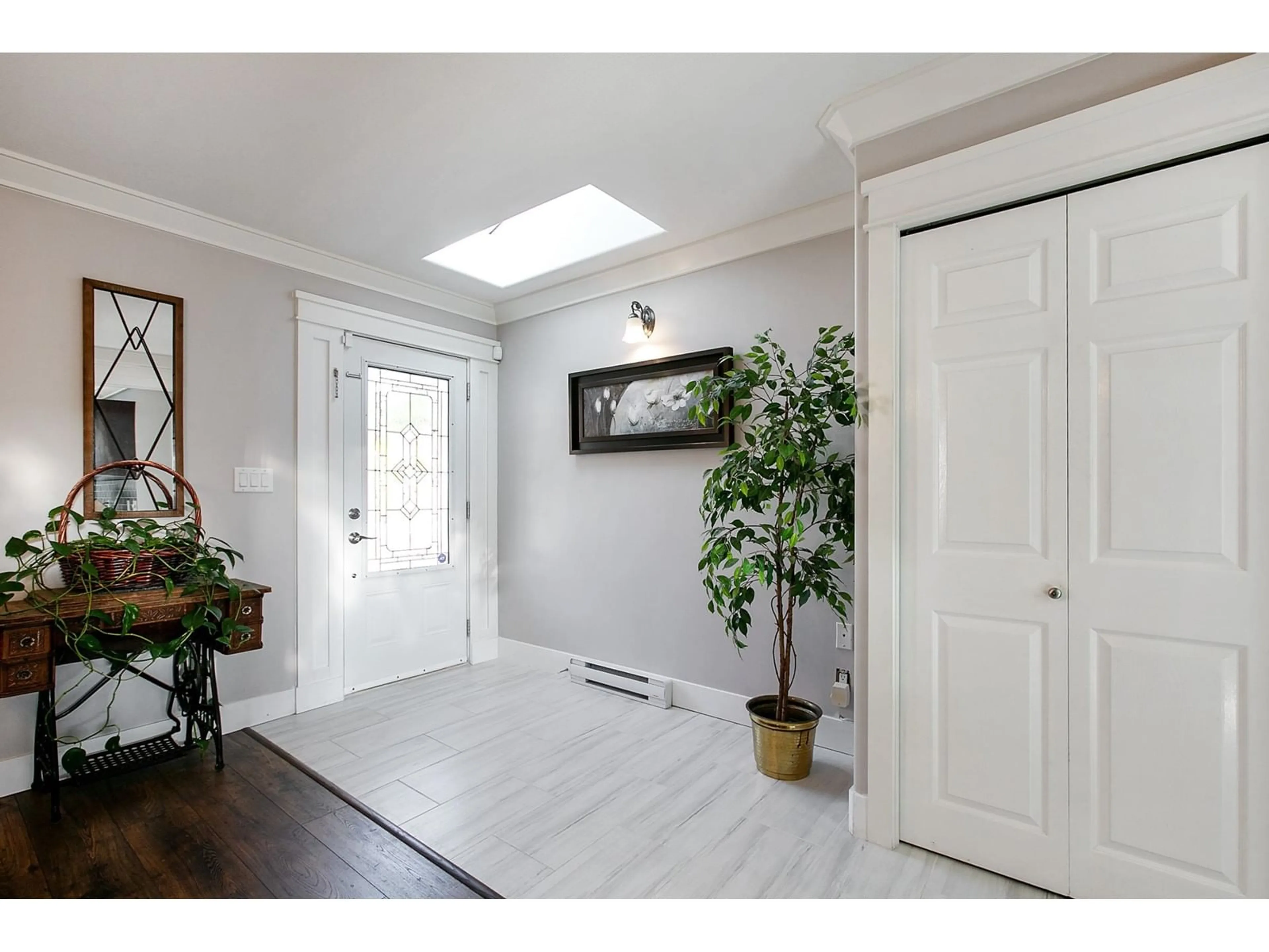 Indoor entryway for 20770 39, Langley British Columbia V3A2V8