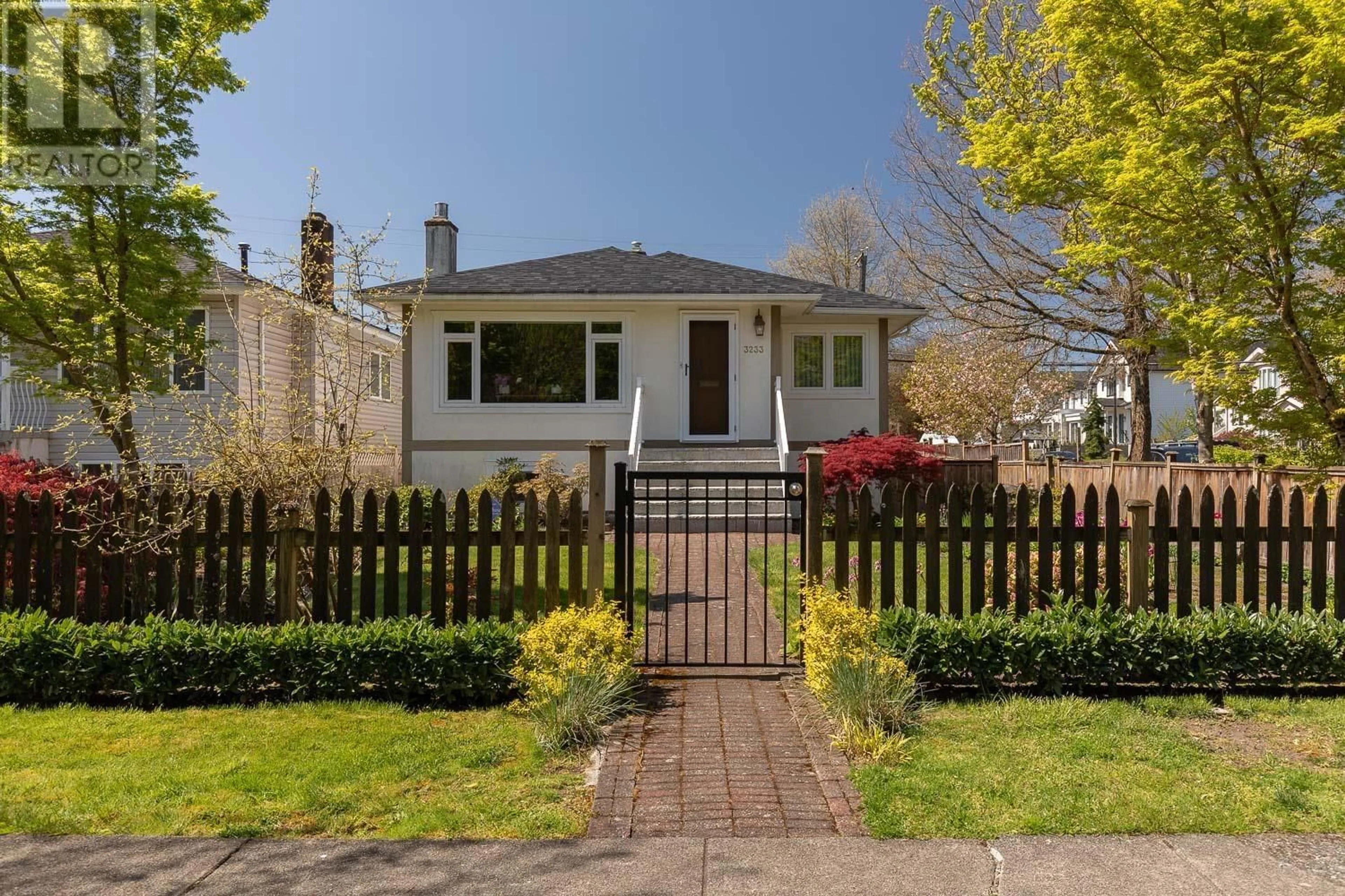 A pic from outside/outdoor area/front of a property/back of a property/a pic from drone, street for 3233 PENTICTON STREET, Vancouver British Columbia V5M3C7