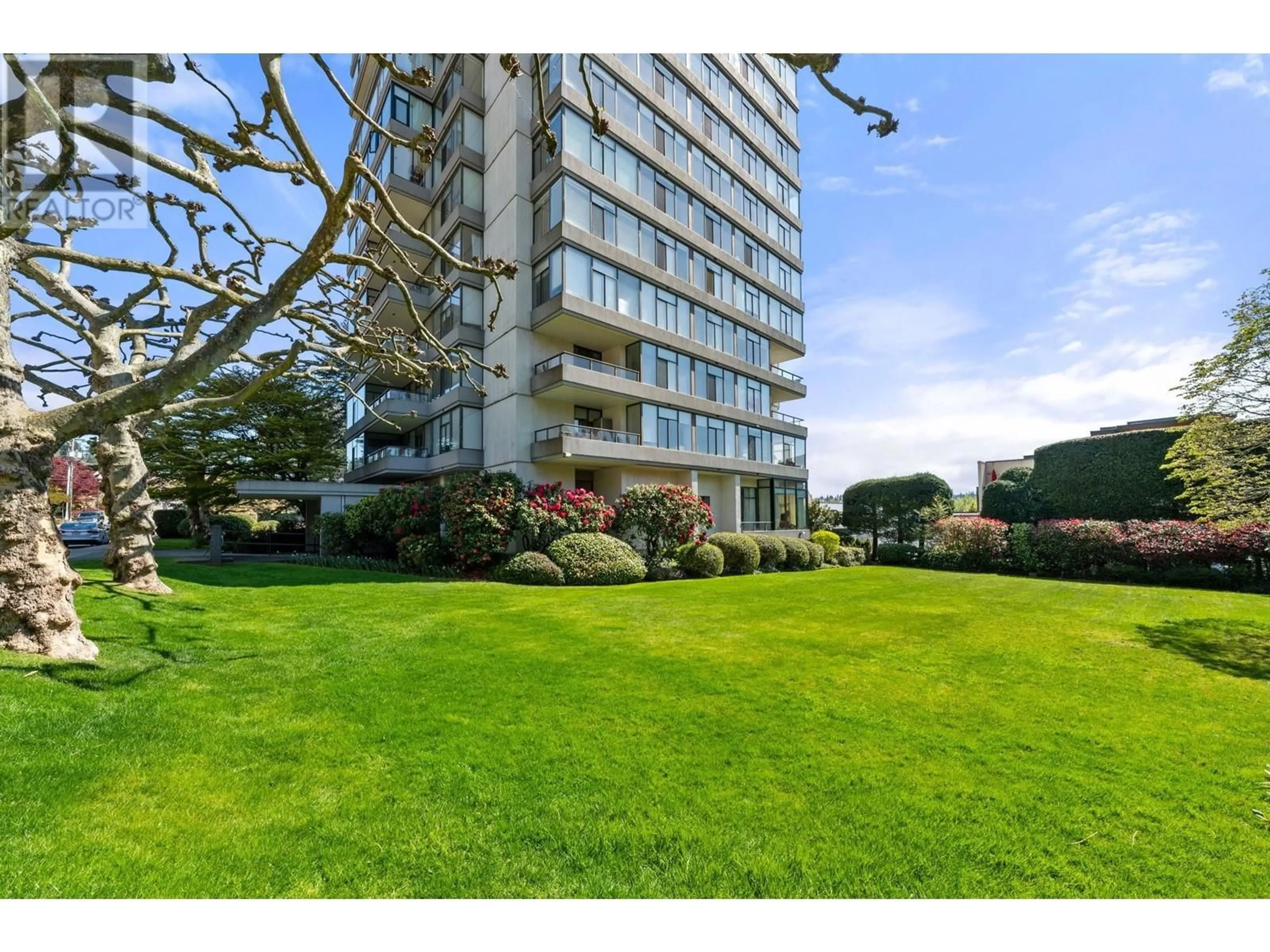 A pic from outside/outdoor area/front of a property/back of a property/a pic from drone, water/lake/river/ocean view for 702 - 1480 DUCHESS AVENUE, West Vancouver British Columbia V7T2W2