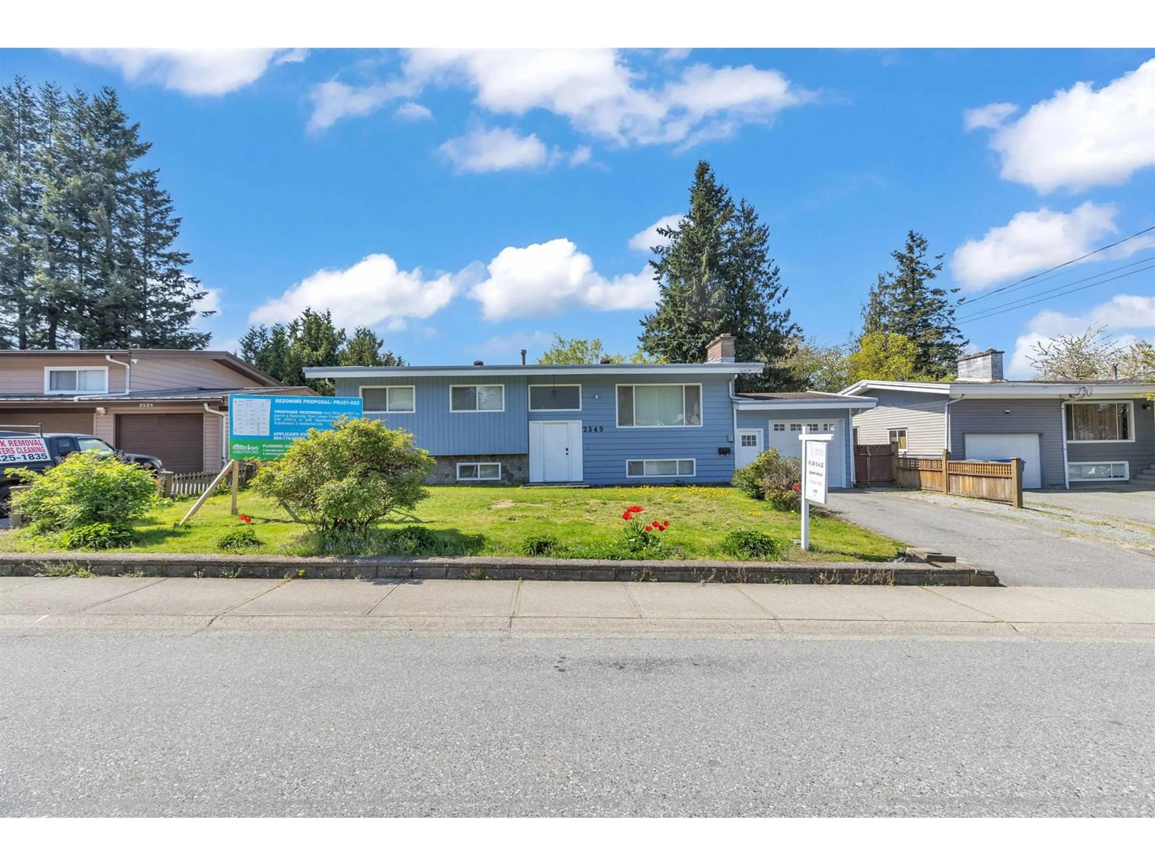 Home with vinyl exterior material, street for 2549 SUGARPINE, Abbotsford British Columbia V2T3M7