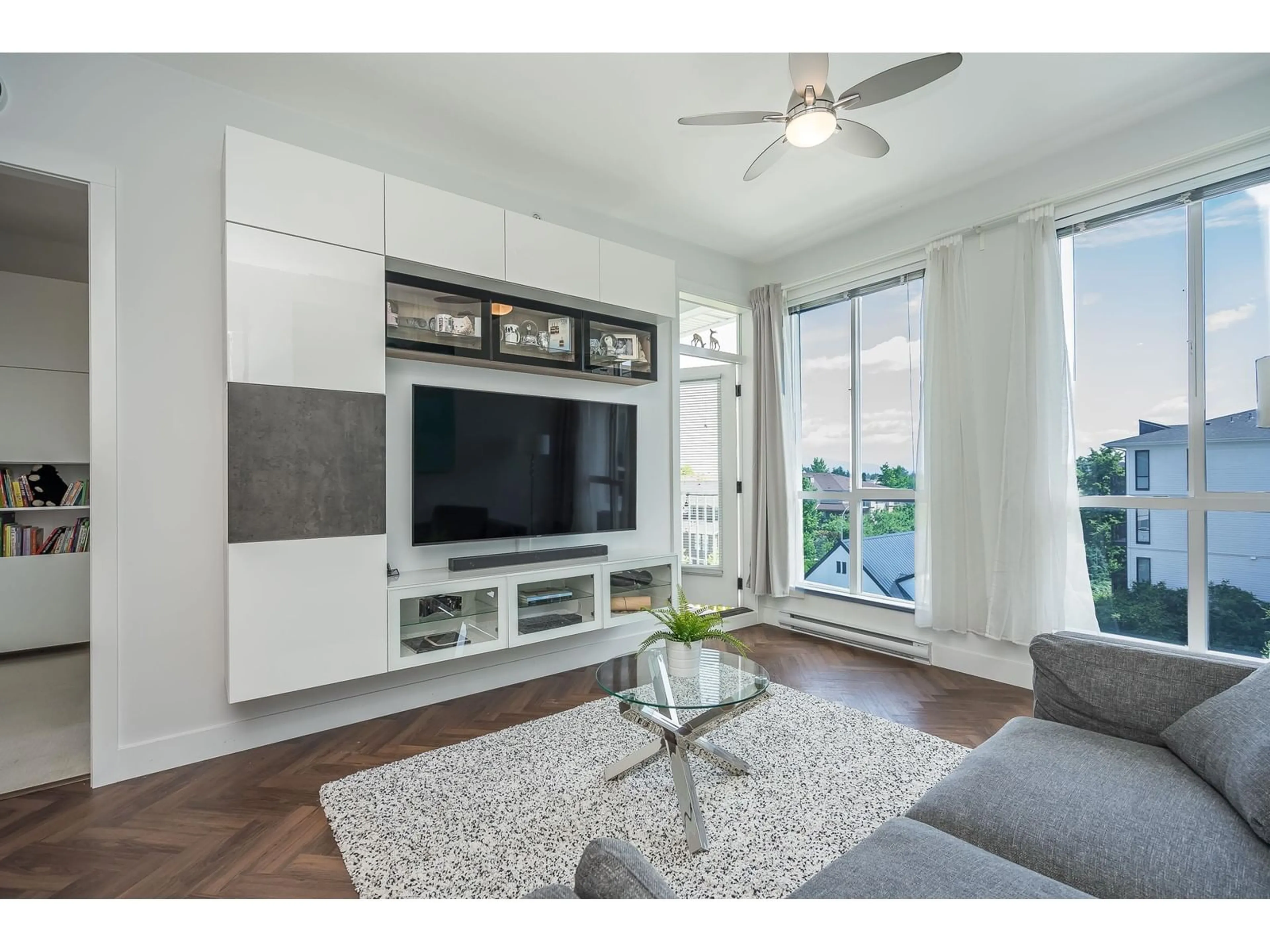 Living room with furniture, unknown for 414 - 14968 101A, Surrey British Columbia V3R0E8