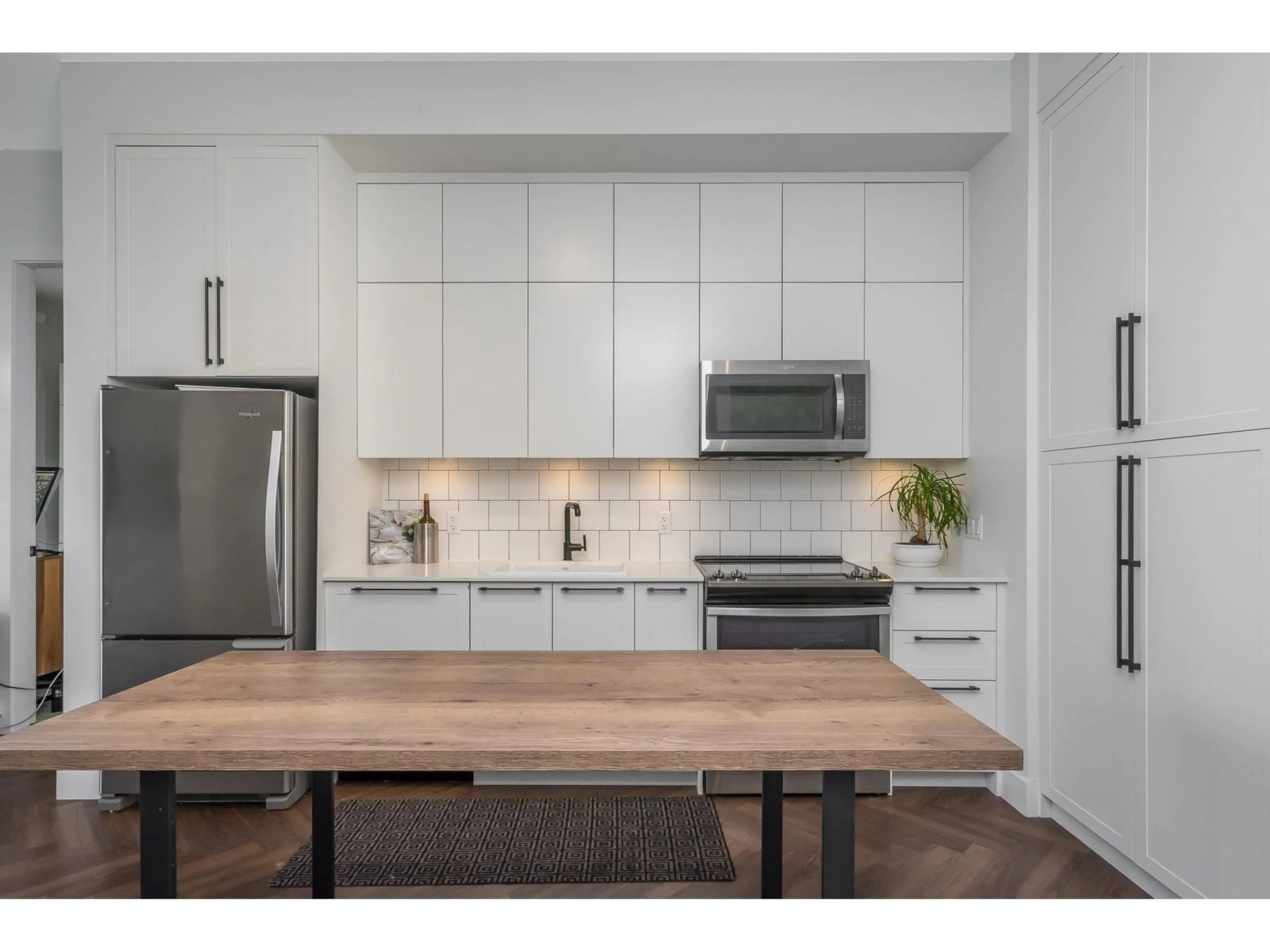 Open concept kitchen, unknown for 414 - 14968 101A, Surrey British Columbia V3R0E8