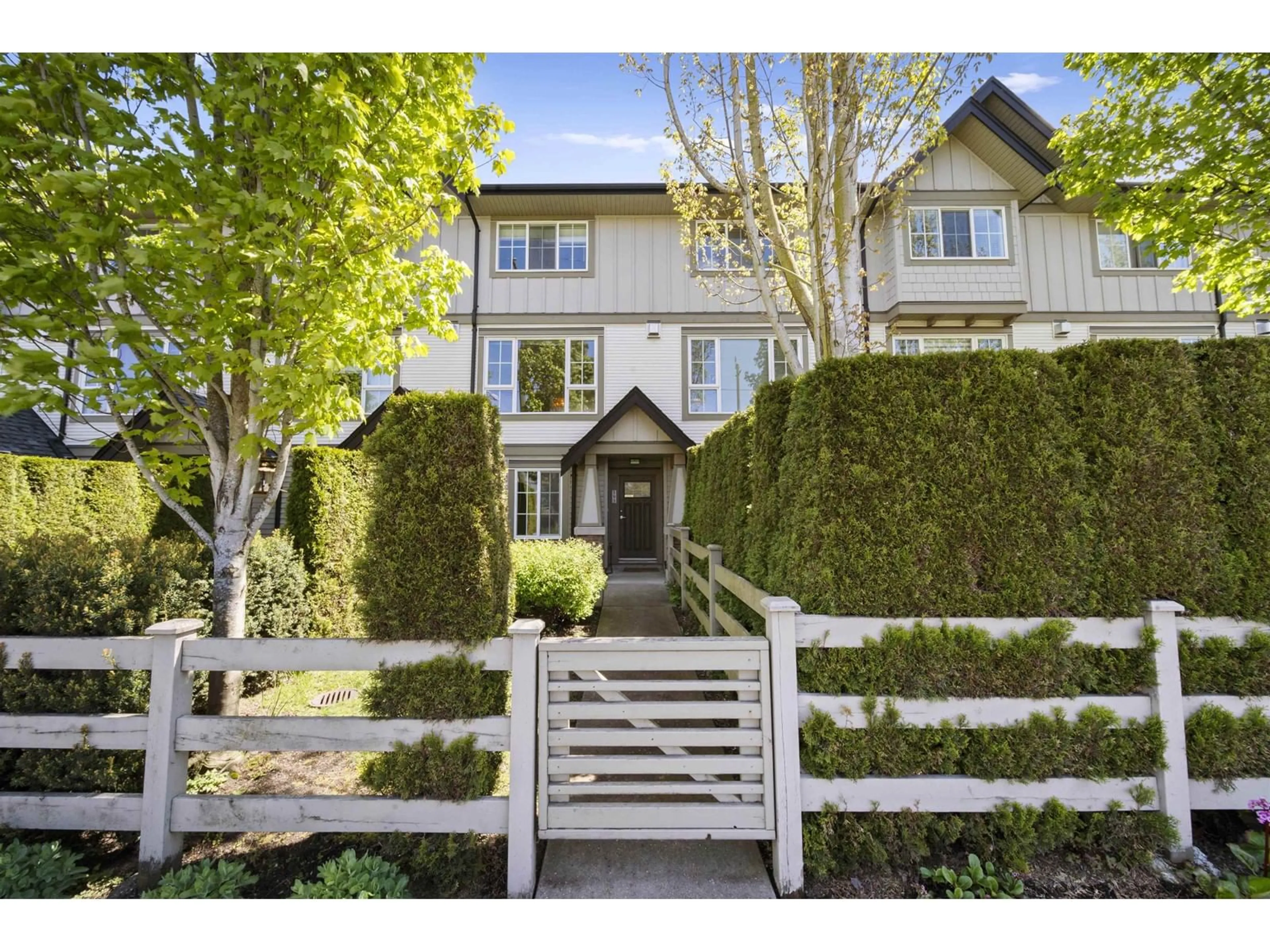 Indoor entryway for 193 - 2501 161A, Surrey British Columbia V3Z7Y6