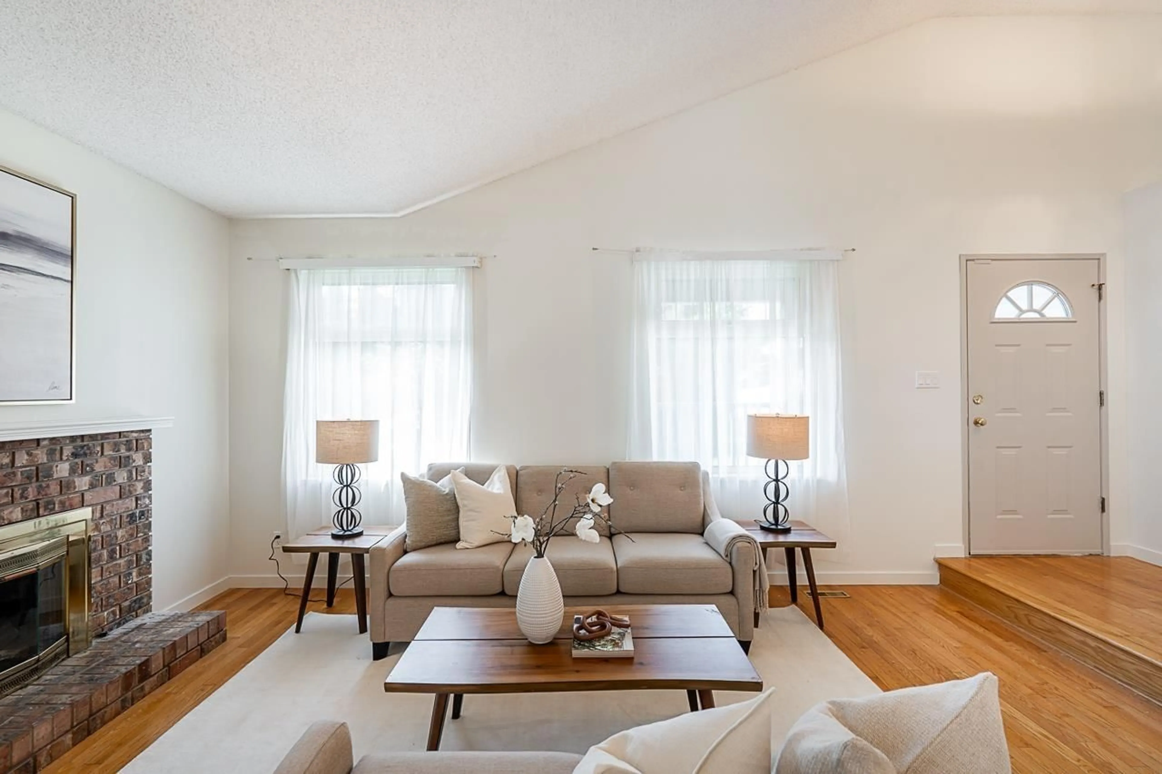 Living room with furniture, wood/laminate floor for 13449 62, Surrey British Columbia V3X2J1