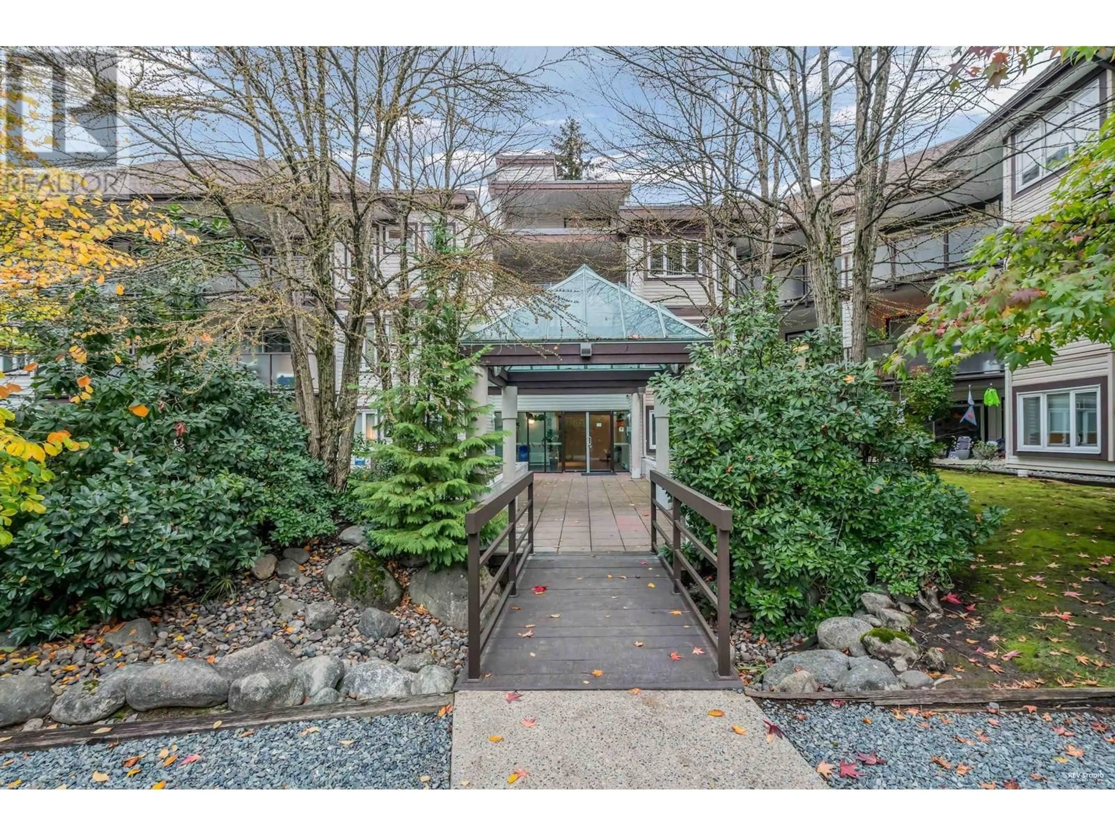 Indoor foyer for 107 - 7139 18TH AVENUE, Burnaby British Columbia V3N4Z3