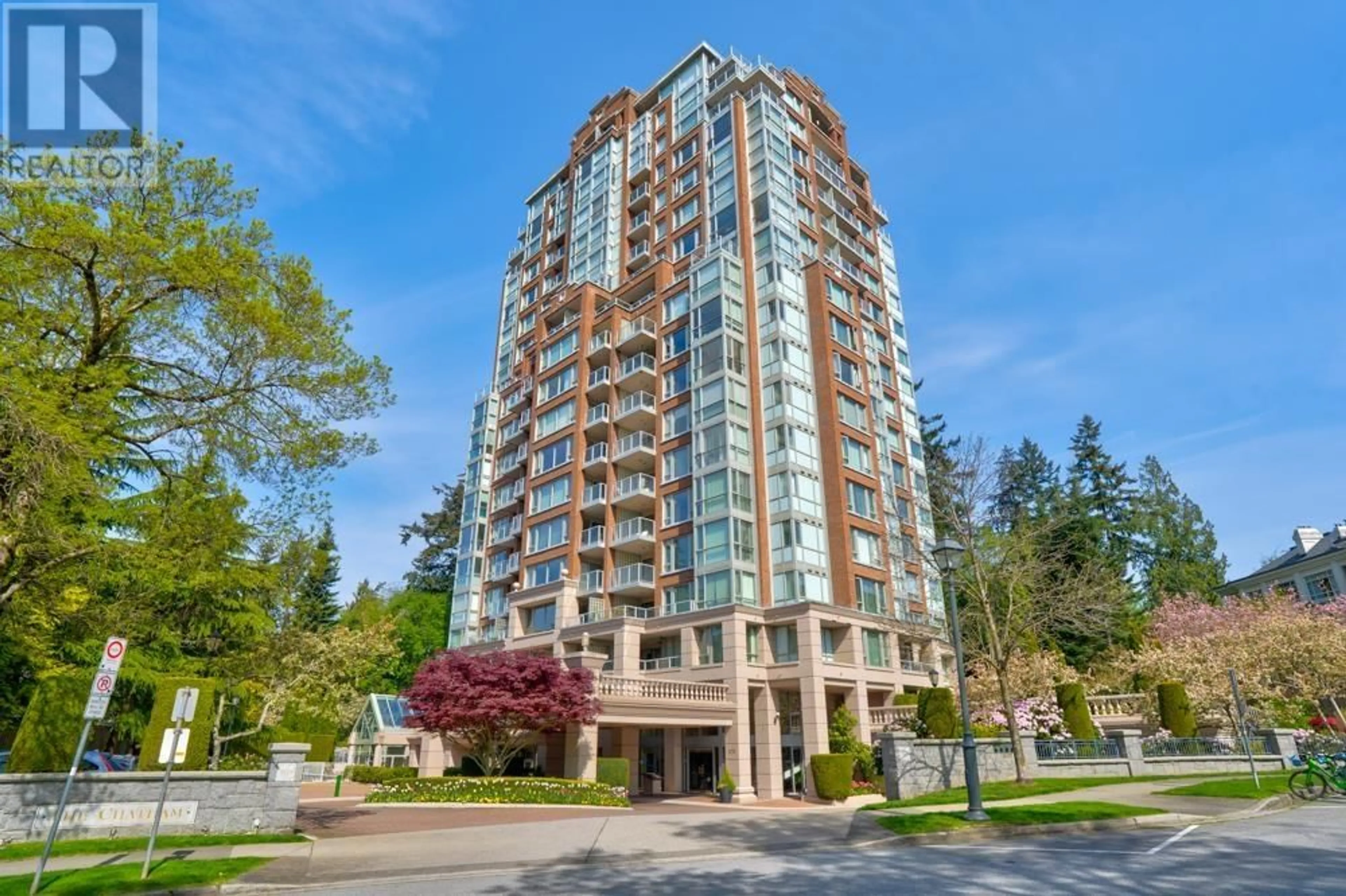 Indoor foyer for 301 - 5775 HAMPTON PLACE, Vancouver British Columbia V6T2G6